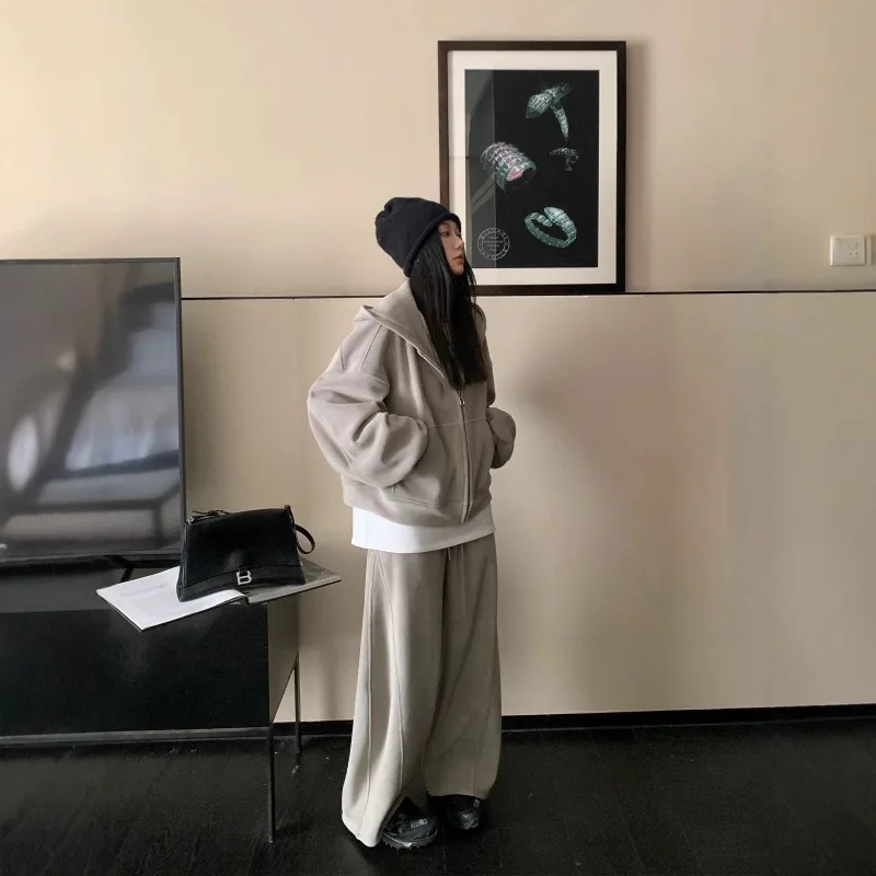 Женские широкие брюки, утягивающий свитшот из двух частей, 300 фунтов для полных девушек, осенний стильный повседневный комплект спортивной одежды большого размера
Женские широкие брюки, утягивающий свитшот из двух частей, 300 фунтов для полных девушек, осенний стильный повседневный комплект спортивной одежды большого размера