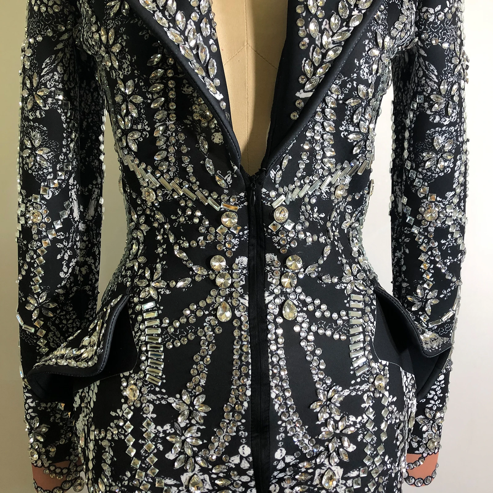 High-quality luxury nightclub dinner birthday gowns, nightclub party dance costumes, shiny rhinestones, elegant ladies' party se
High-quality luxury nightclub dinner birthday gowns, nightclub party dance costumes, shiny rhinestones, elegant ladies' party se