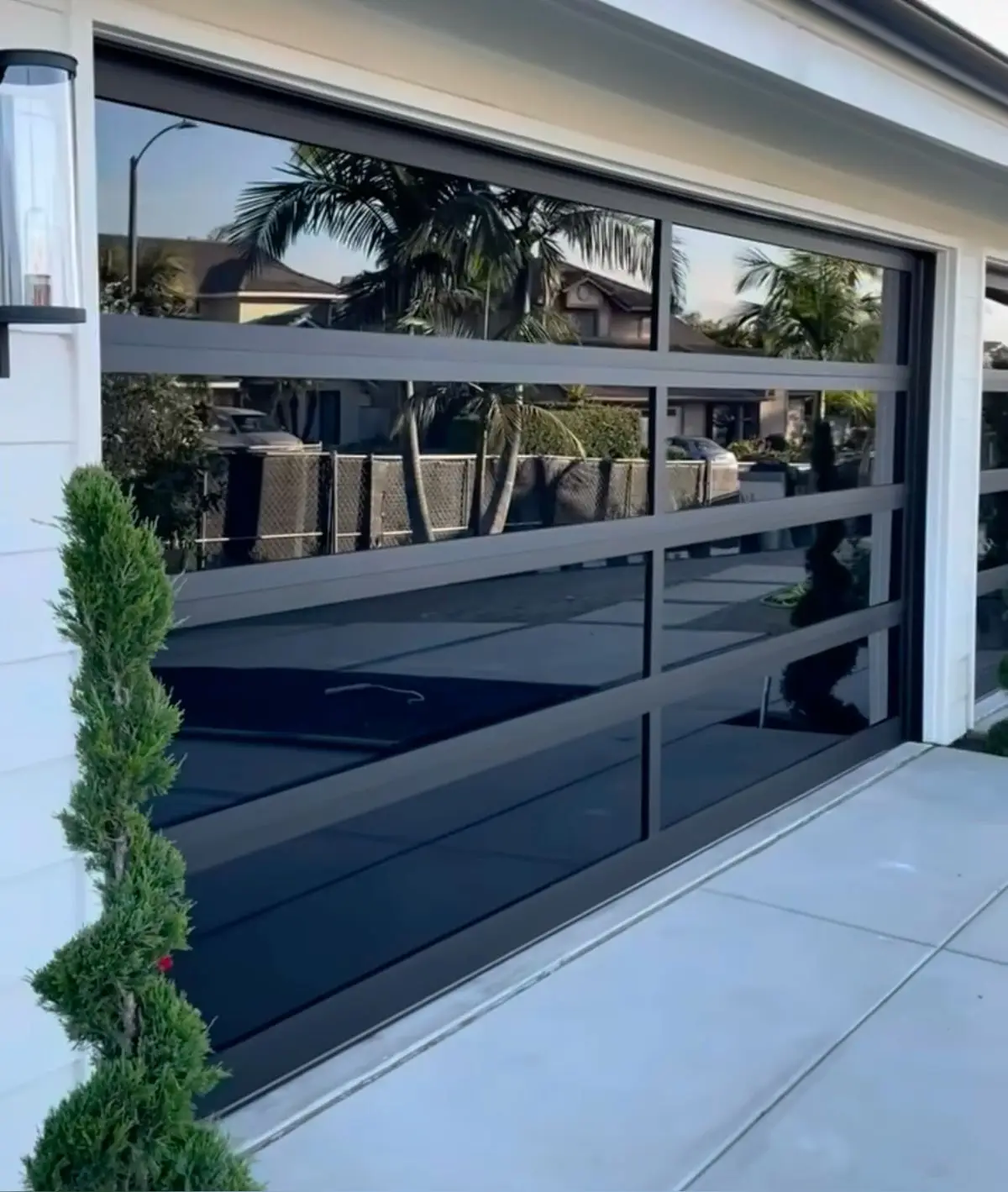 Modern Villa Thick Aluminum Frame Glass Garage Door Electrically Opening Sectional Garage Doors Suitable for Household Use
Modern Villa Thick Aluminum Frame Glass Garage Door Electrically Opening Sectional Garage Doors Suitable for Household Use