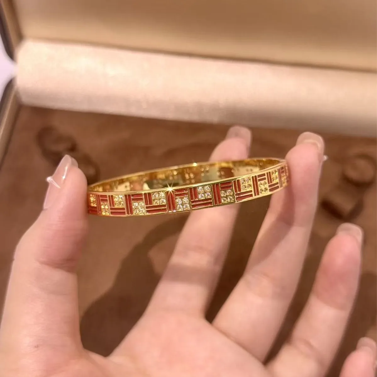 Классические новые легкие роскошные ретро-браслеты высокого класса для женщин, высококачественные инкрустации бриллиантами, браслет с красной эмалью, банкетные украшения
Классические новые легкие роскошные ретро-браслеты высокого класса для женщин, высококачественные инкрустации бриллиантами, браслет с красной эмалью, банкетные украшения