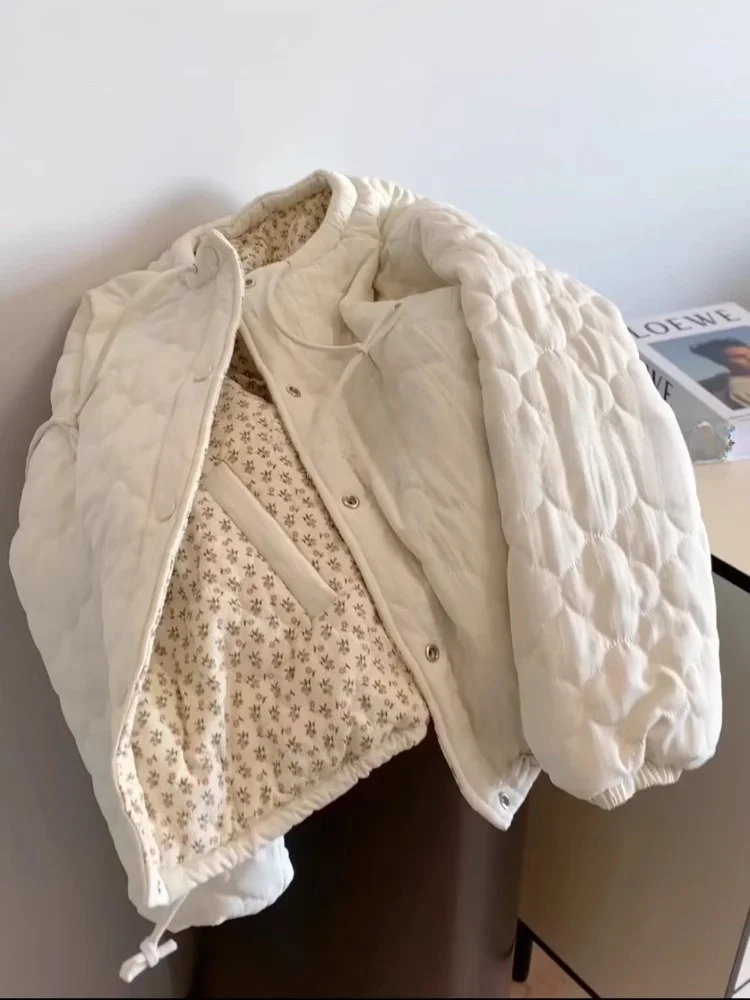Stylish Short Thickened Cotton Jacket Winter New Arrival Warm Fashionable Quilted Cotton Coat Women's Casual Wear Long Sleeve
Stylish Short Thickened Cotton Jacket Winter New Arrival Warm Fashionable Quilted Cotton Coat Women's Casual Wear Long Sleeve
