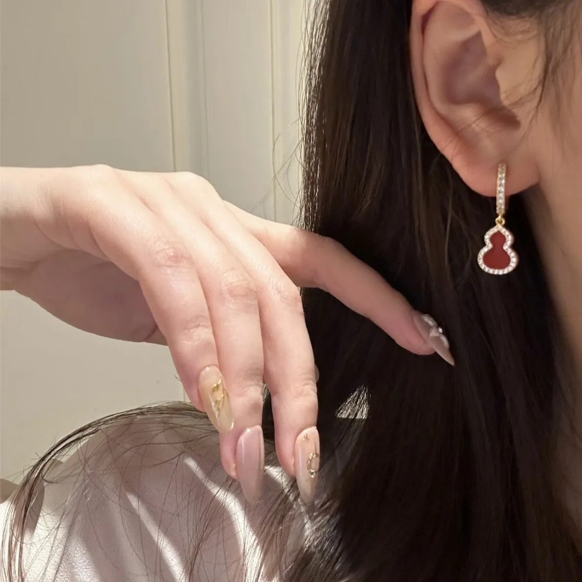 Роскошные нишевые серьги из настоящего золота 24 карата во французском стиле, белые, красные серьги Fulu с бриллиантами 9999 в подарок для вашей подруги
Роскошные нишевые серьги из настоящего золота 24 карата во французском стиле, белые, красные серьги Fulu с бриллиантами 9999 в подарок для вашей подруги