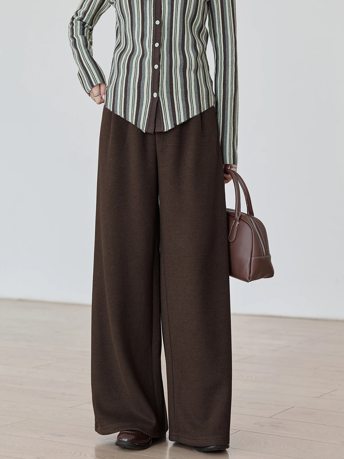 Женские шерстяные повседневные брюки с высокой талией и прямыми штанинами, цвет темно-кофейный, модель HuiXi Commuter Sle, корейская версия
Женские шерстяные повседневные брюки с высокой талией и прямыми штанинами, цвет темно-кофейный, модель HuiXi Commuter Sle, корейская версия