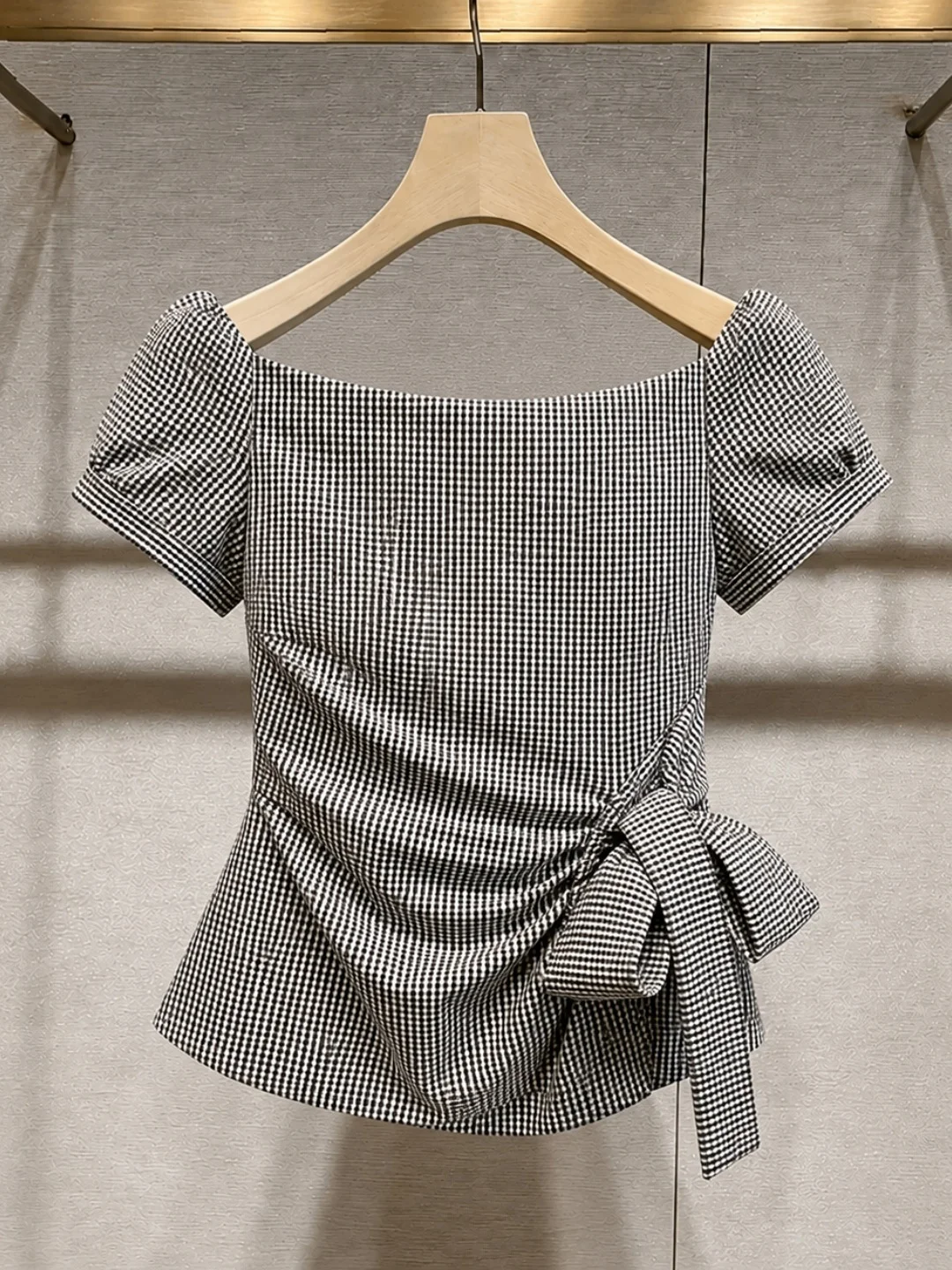 Elegant Plaid Short Sleeve Shirt with Belt Summer Fashion Slimming Versatile Top Beautiful Stylish Polka Dot Bubble Sleeve Tunic
Elegant Plaid Short Sleeve Shirt with Belt Summer Fashion Slimming Versatile Top Beautiful Stylish Polka Dot Bubble Sleeve Tunic