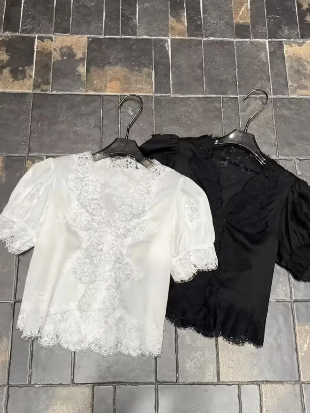 Romantic Style Lace Trim V-Neck Bubble Sleeve Shirt Women's Elegant Design Slimming Top Summer 2026 Fashion Trend
Romantic Style Lace Trim V-Neck Bubble Sleeve Shirt Women's Elegant Design Slimming Top Summer 2026 Fashion Trend