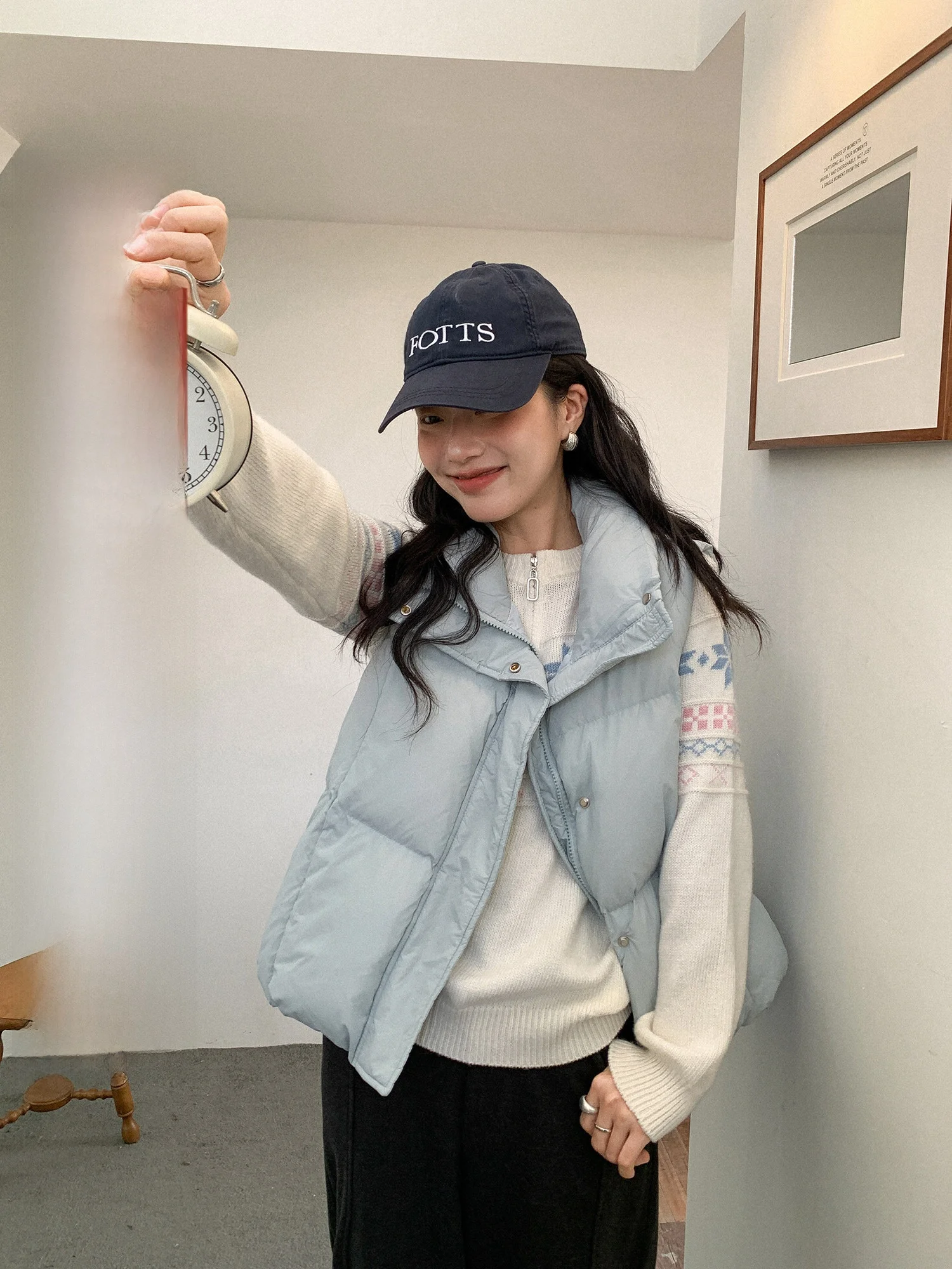 Легкий теплый пуховый жилет свободного кроя с воротником-стойкой на молнии, 50% белый пух, комплект из двух предметов, дизайн «Ледяная гора и морская вода»
Легкий теплый пуховый жилет свободного кроя с воротником-стойкой на молнии, 50% белый пух, комплект из двух предметов, дизайн «Ледяная гора и морская вода»