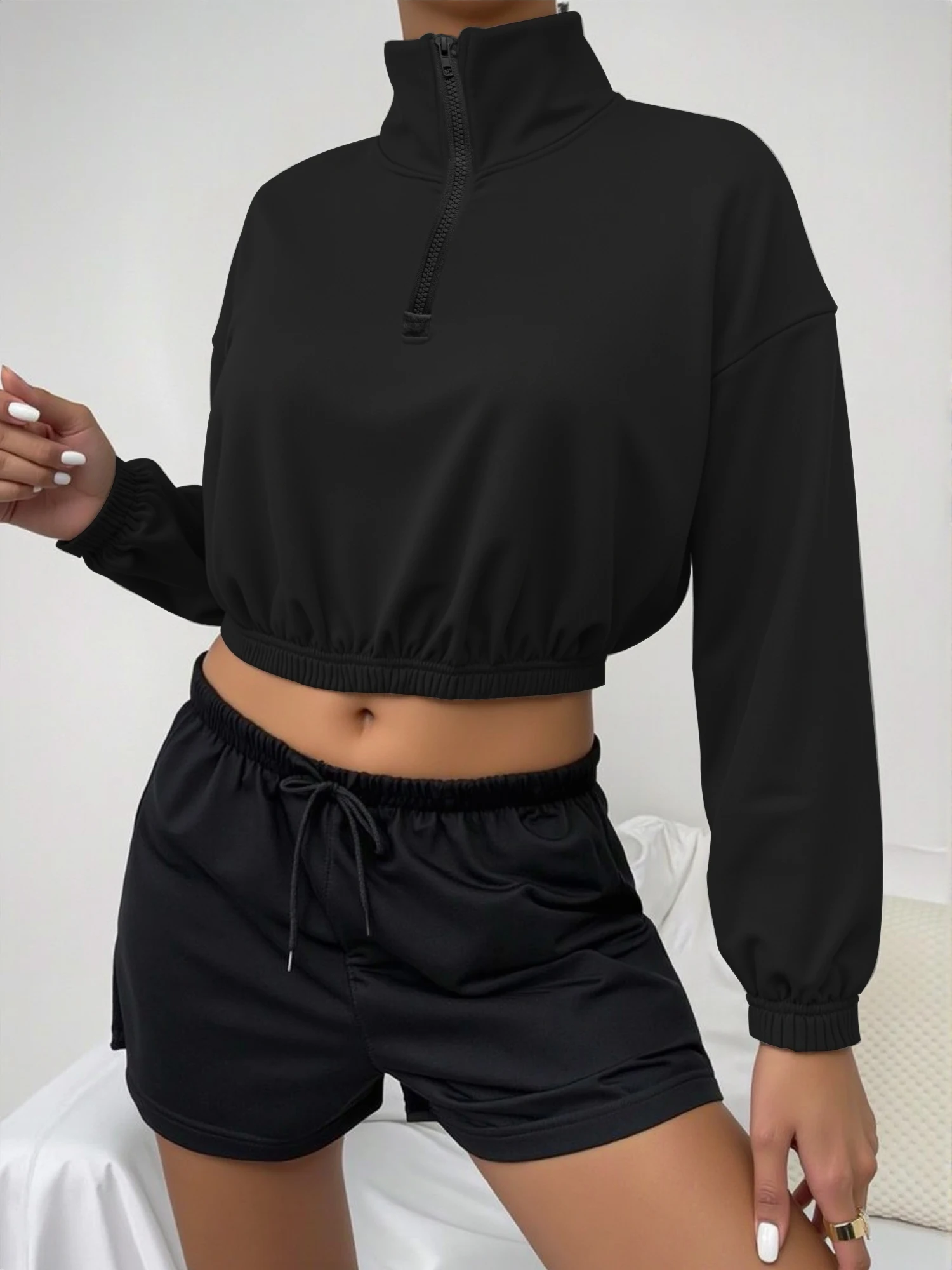 Женская укороченная толстовка в стиле Lazy Style с воротником-стойкой на молнии до середины груди, свободного кроя, с длинными рукавами, с завязками на талии, мягкая и удобная повседневная кофта
Женская укороченная толстовка в стиле Lazy Style с воротником-стойкой на молнии до середины груди, свободного кроя, с длинными рукавами, с завязками на талии, мягкая и удобная повседневная кофта