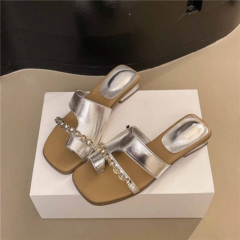 Легкие тапочки на плоской подошве, новые летние сандалии с квадратным носком и металлической цепочкой на мягкой подошве, нескользящие износостойкие сандалии 
Легкие тапочки на плоской подошве, новые летние сандалии с квадратным носком и металлической цепочкой на мягкой подошве, нескользящие износостойкие сандалии