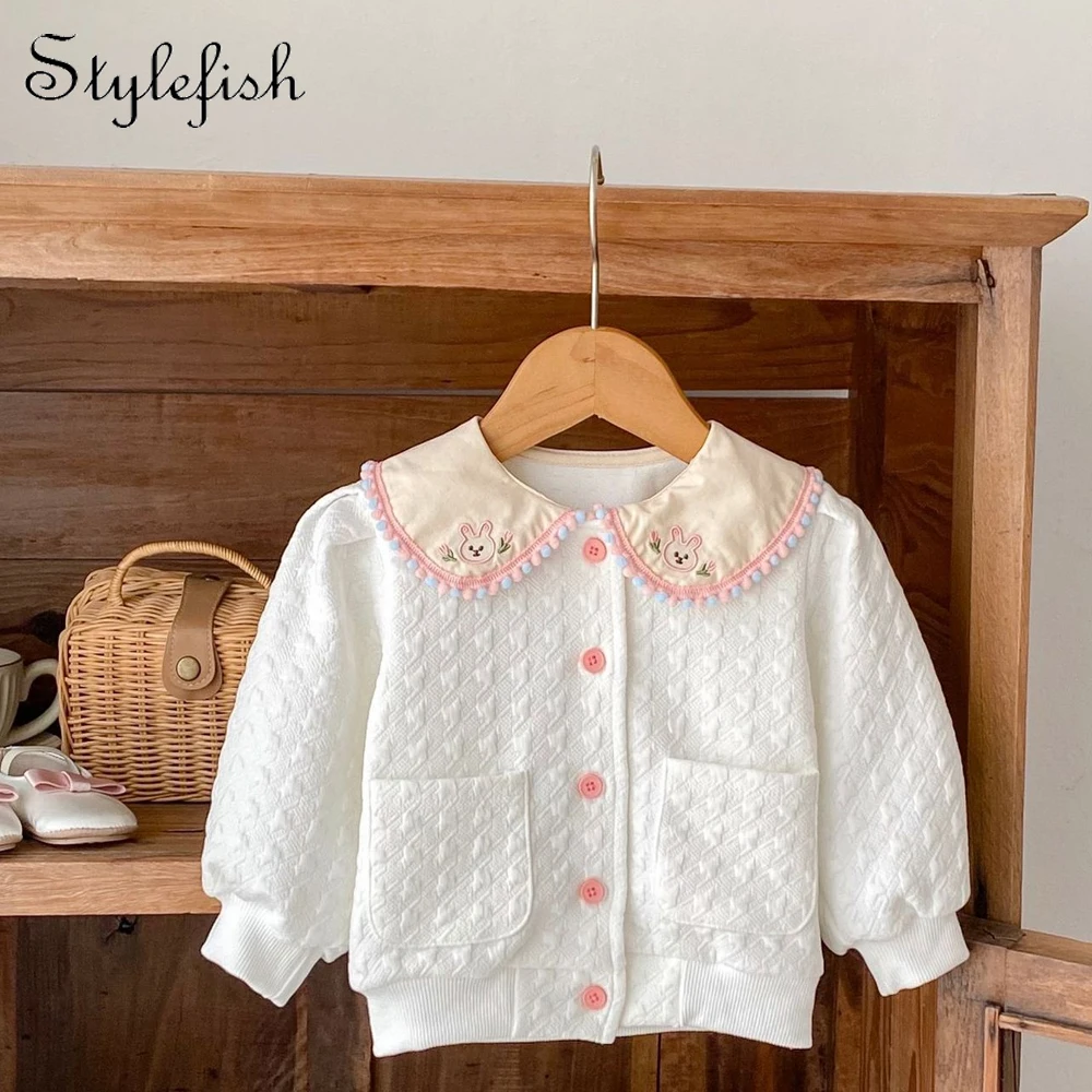 Autumn hard work 0-3 years old baby clothing girl baby bunny embroidered large lapel cardigan out all-matching large pocket coat
Autumn hard work 0-3 years old baby clothing girl baby bunny embroidered large lapel cardigan out all-matching large pocket coat