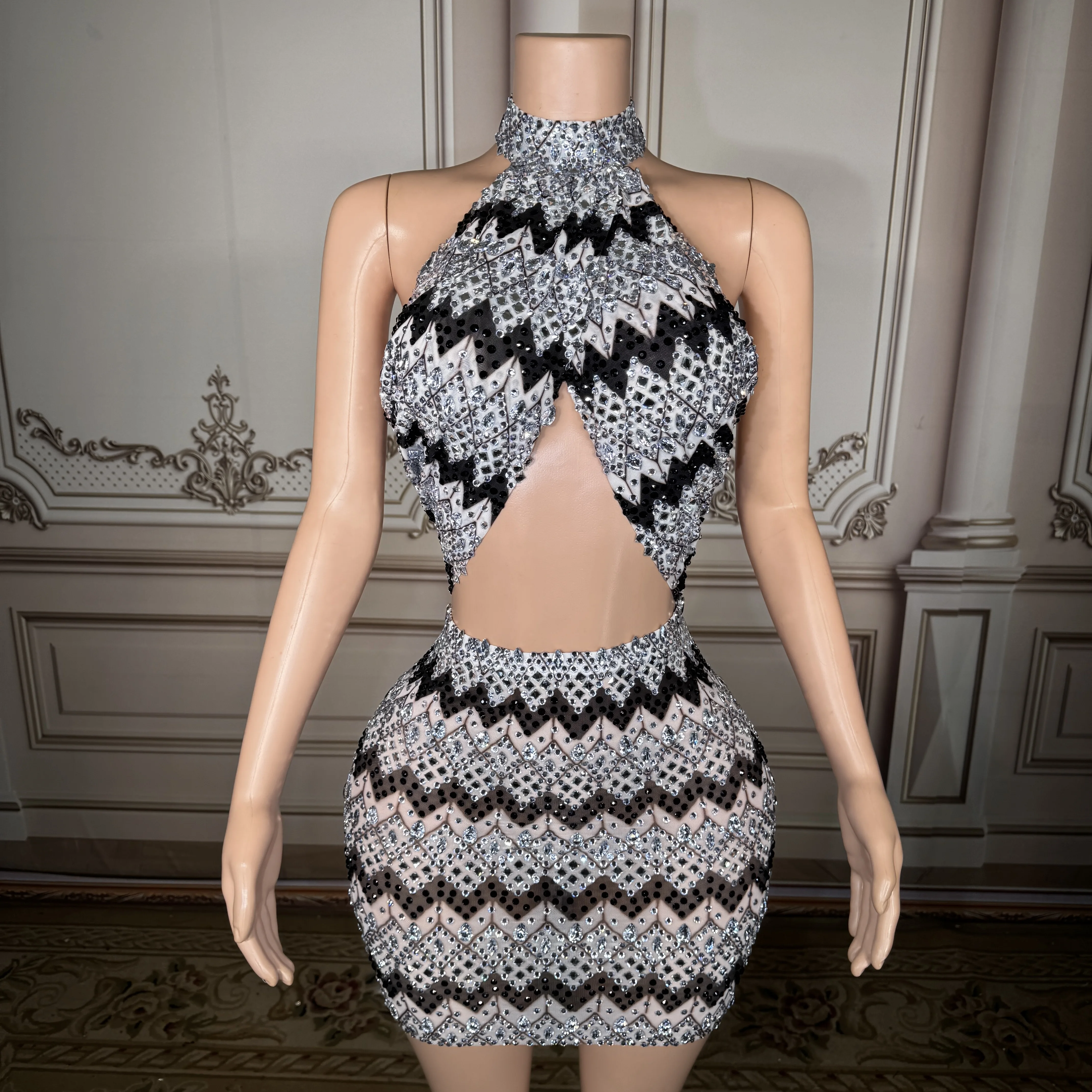 ZD New rhinestones High neck sleeveless striped sexy hollowed out short skirt spicy girl bar nightclub performance outfit
ZD New rhinestones High neck sleeveless striped sexy hollowed out short skirt spicy girl bar nightclub performance outfit