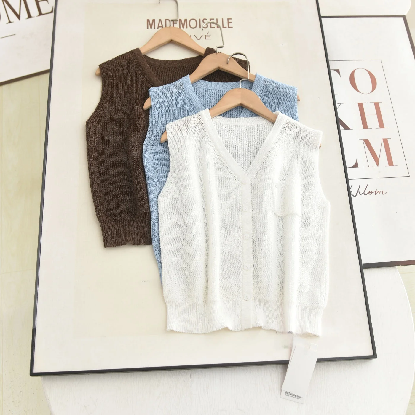 Ice Silk Texture Knitted Vest Top V-Neck Sleeveless Simple Style Versatile Single Button Casual Summer Women's Fashion
Ice Silk Texture Knitted Vest Top V-Neck Sleeveless Simple Style Versatile Single Button Casual Summer Women's Fashion