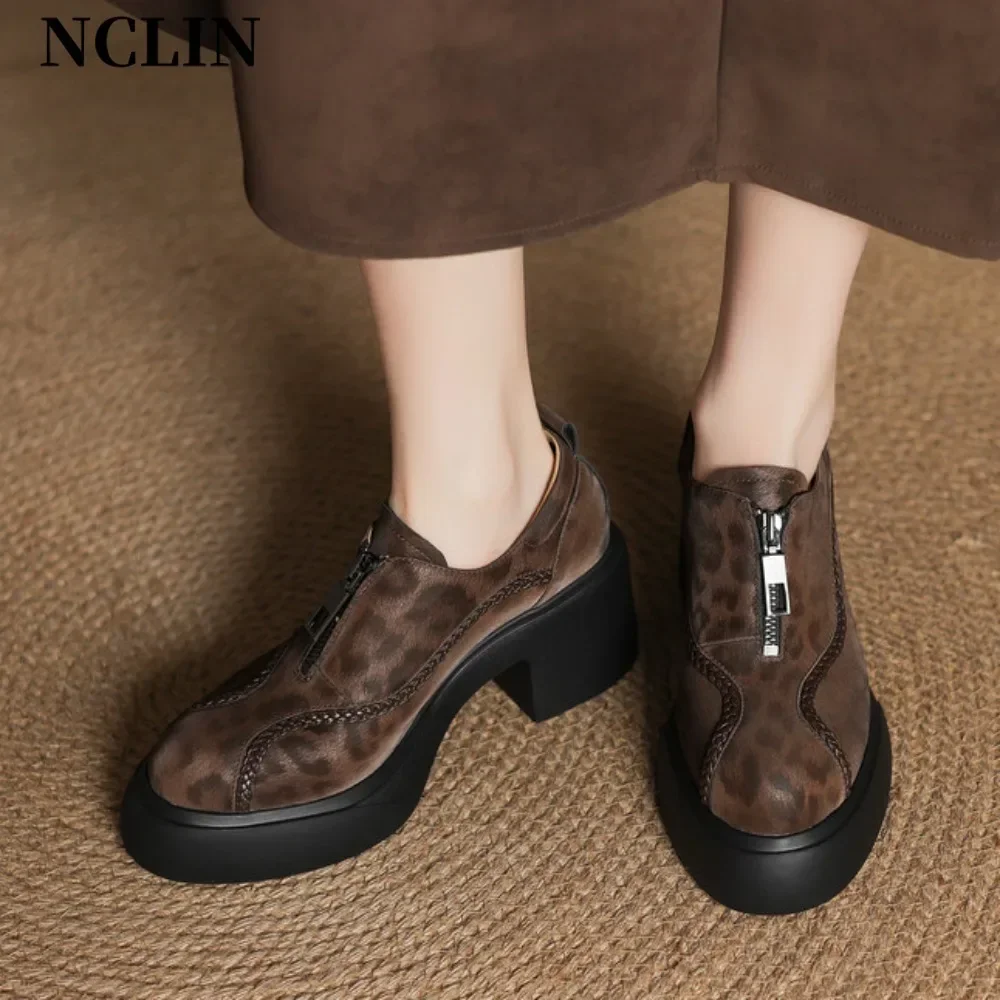 Новинка 2023 года, весенняя женская обувь из овечьей кожи с леопардовым принтом, женские туфли-лодочки на высоком каблуке с круглым носком, модные лоферы на платформе
Новинка 2023 года, весенняя женская обувь из овечьей кожи с леопардовым принтом, женские туфли-лодочки на высоком каблуке с круглым носком, модные лоферы на платформе