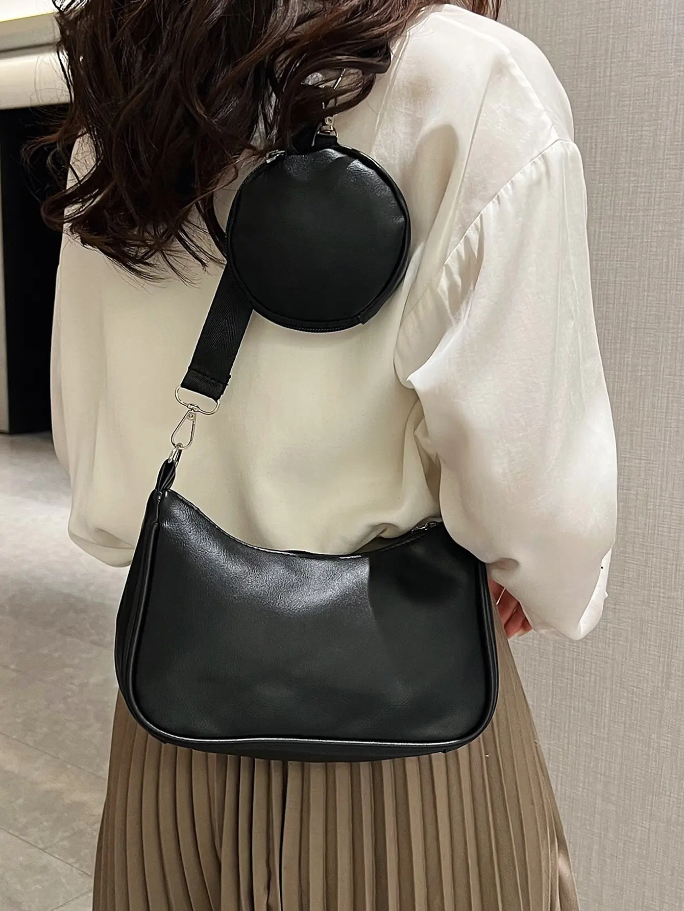 1pc Lychee Texture Black PU Leather Stylish Casual Personalized Crossbody Shoulder Bag With Black Wallet, Suitable For Office, Shopping, Vacation, Commute, Holiday Gift
1pc Lychee Texture Black PU Leather Stylish Casual Personalized Crossbody Shoulder Bag With Black Wallet, Suitable For Office, Shopping, Vacation, Commute, Holiday Gift