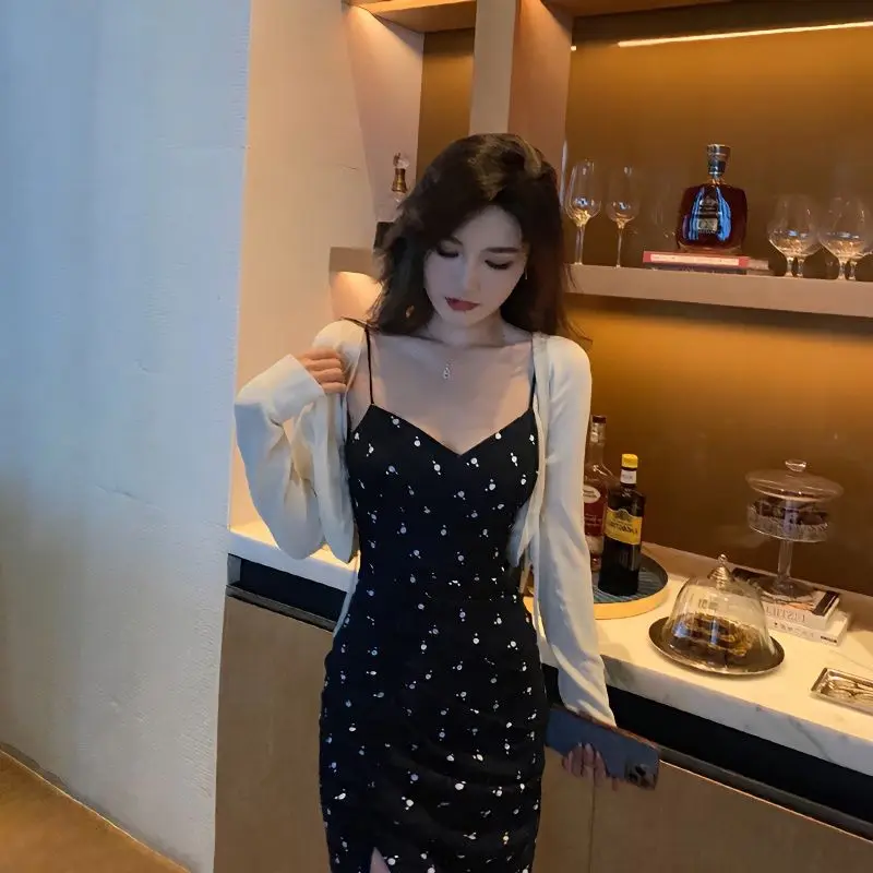 Set Female 2023 Spring New French Temperament Cardigan + Waisted Floral V-neck Polka Dot Halter Dress Two-piece Set Female
Set Female 2023 Spring New French Temperament Cardigan + Waisted Floral V-neck Polka Dot Halter Dress Two-piece Set Female