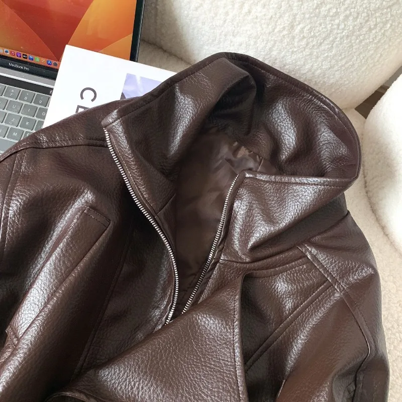 Современная блестящая мотоциклетная куртка в европейском стиле, короткое пальто с отложным воротником, женская куртка с двойным воротником для весны и осени, укороченная, повседневная.
Современная блестящая мотоциклетная куртка в европейском стиле, короткое пальто с отложным воротником, женская куртка с двойным воротником для весны и осени, укороченная, повседневная.