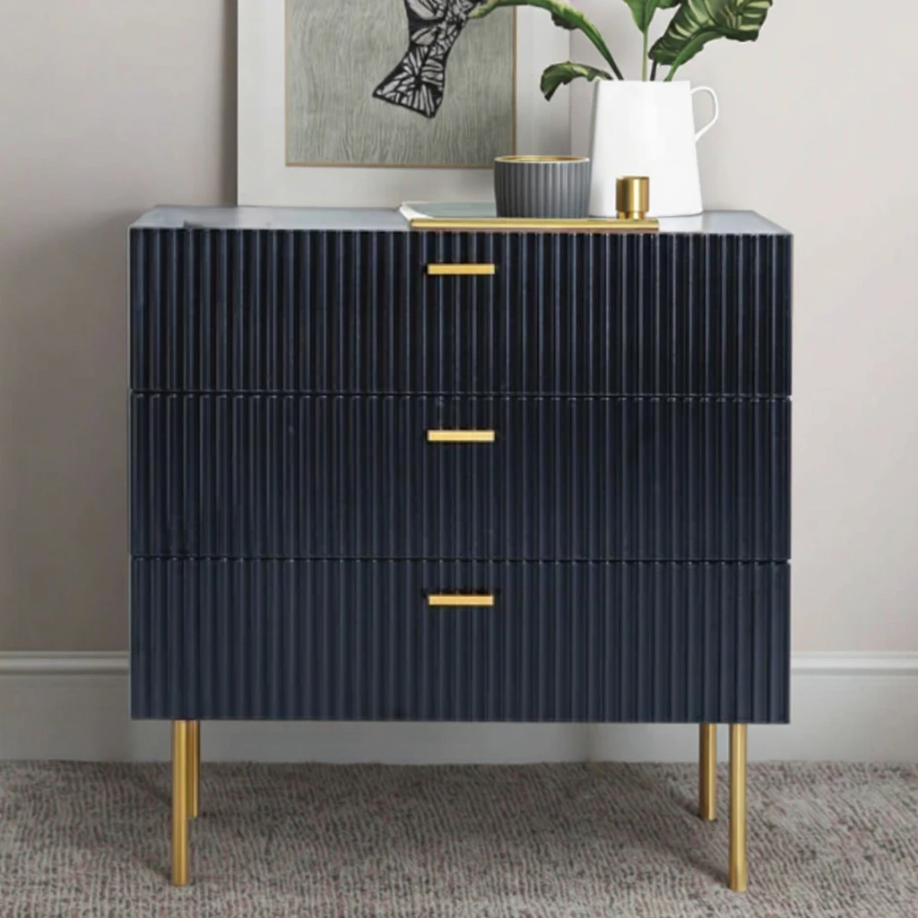Moderne Kommode Mit Drei Schubladen Aus Hochwertigem Holz, Verstärkt Mit Metall Komponenten Und Drei Schubladen
Moderne Kommode Mit Drei Schubladen Aus Hochwertigem Holz, Verstärkt Mit Metall Komponenten Und Drei Schubladen