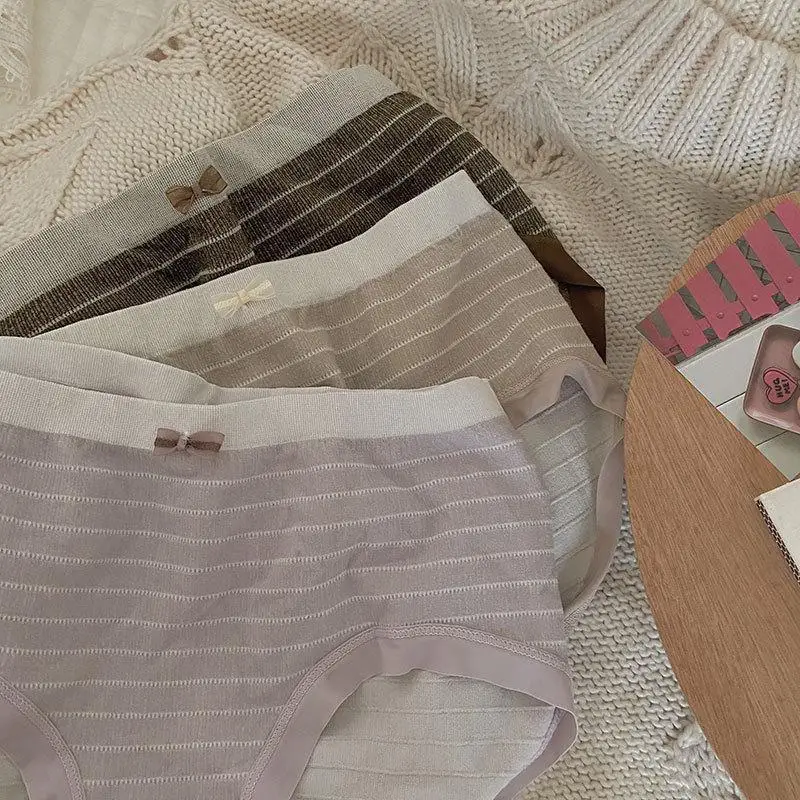 Классические Полосатые бесшовные хлопковые трусы для женщин, милое дышащее нижнее белье со средней талией и бантом, мягкие трусики для студентов, женское белье
Классические Полосатые бесшовные хлопковые трусы для женщин, милое дышащее нижнее белье со средней талией и бантом, мягкие трусики для студентов, женское белье