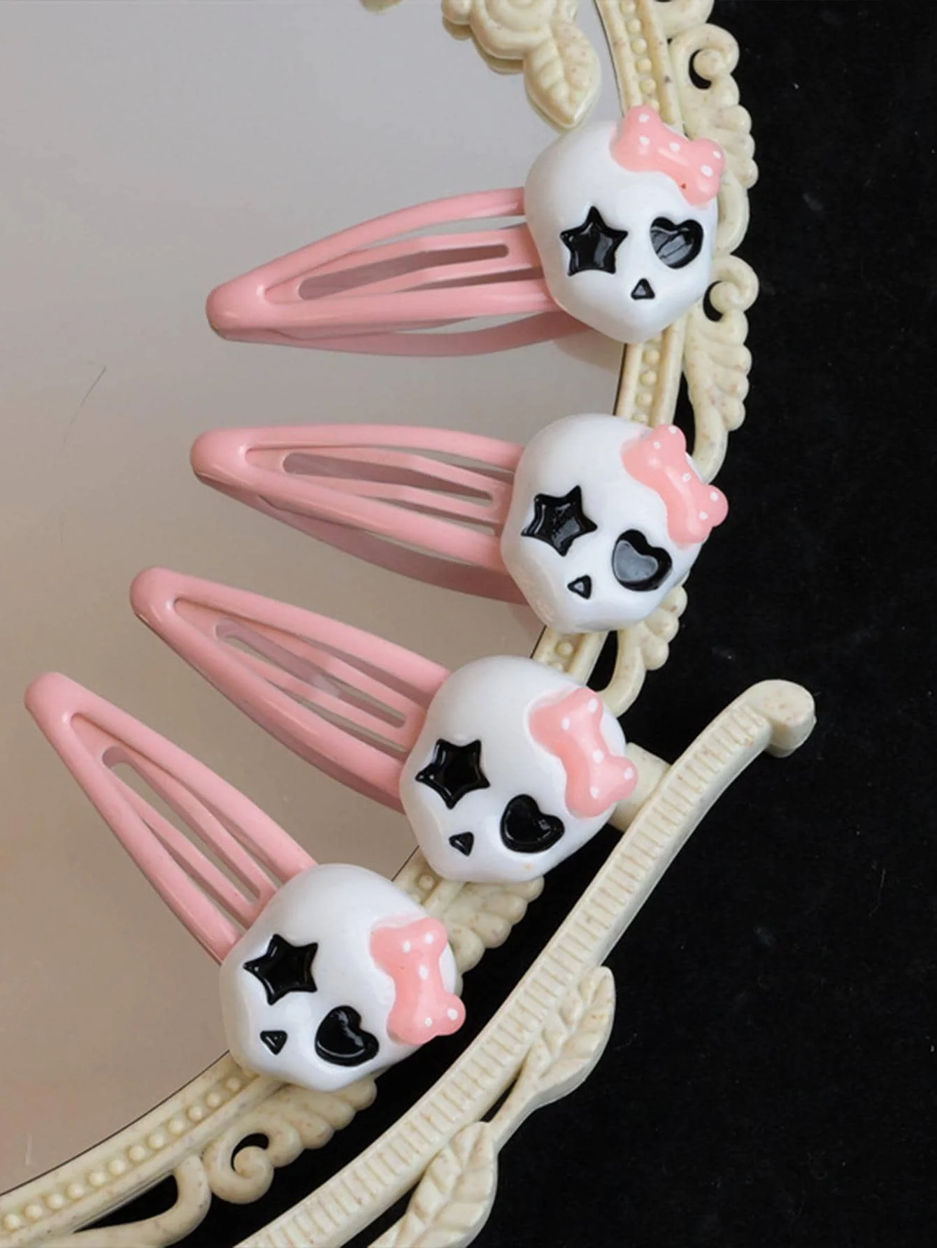 4pcs/Set Women's Y2k Resin Funny Skeleton & Ghost Hair Clips, Suitable For Daily Wear And Costume Accessories Cute Skull Valentine's Day Valentines Claw Clips Hair Claws Hair Barrettes, School Stuff, Halloween Accessories, Hairpin, Head Accessories
4pcs/Set Women's Y2k Resin Funny Skeleton & Ghost Hair Clips, Suitable For Daily Wear And Costume Accessories Cute Skull Valentine's Day Valentines Claw Clips Hair Claws Hair Barrettes, School Stuff, Halloween Accessories, Hairpin, Head Accessories