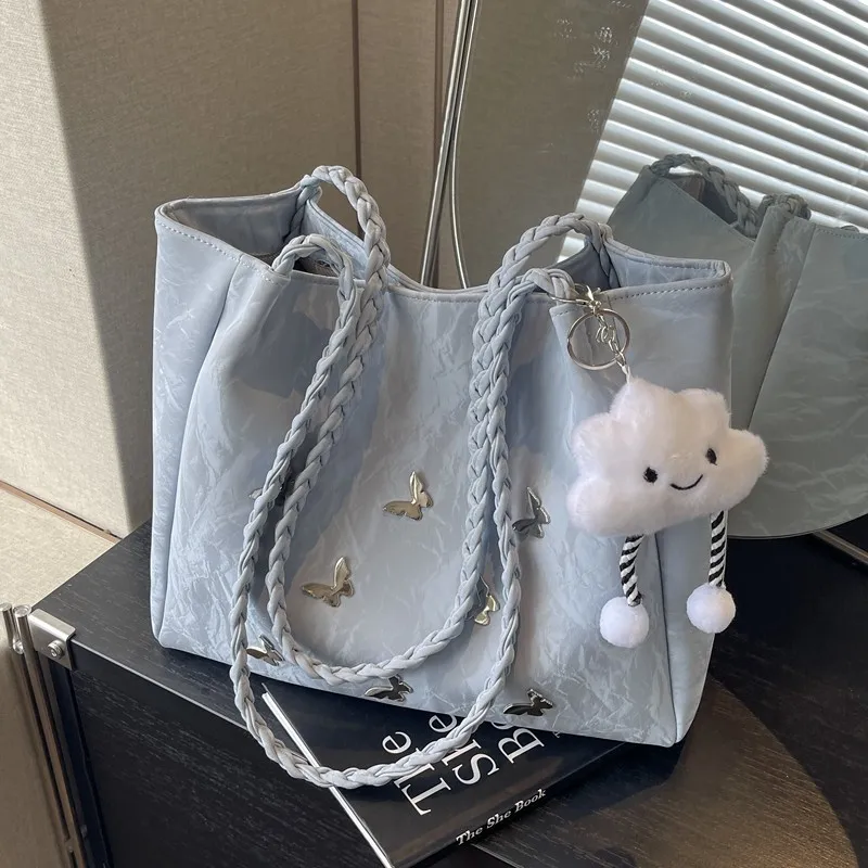 Новая модная женская сумка-тоут большой вместимости с бабочкой: универсальная сумка через плечо из искусственной кожи для студентов, повседневная школьная сумка
Новая модная женская сумка-тоут большой вместимости с бабочкой: универсальная сумка через плечо из искусственной кожи для студентов, повседневная школьная сумка