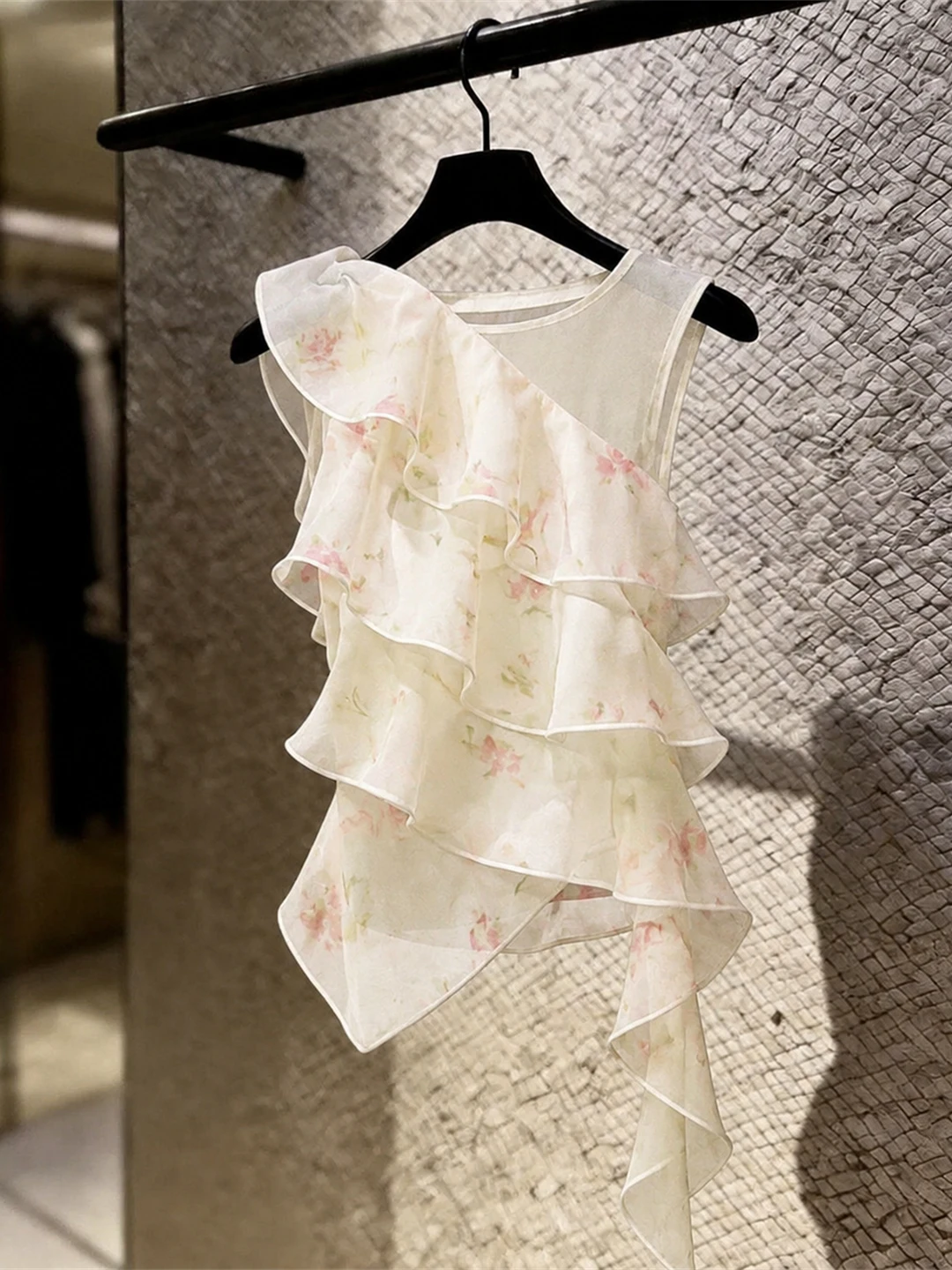 Sleeveless Slim Fit Top with Lace Hem Versatile Base Layer Shirt for Summer 2026 Commute Style Korean Version Straight Cut
Sleeveless Slim Fit Top with Lace Hem Versatile Base Layer Shirt for Summer 2026 Commute Style Korean Version Straight Cut