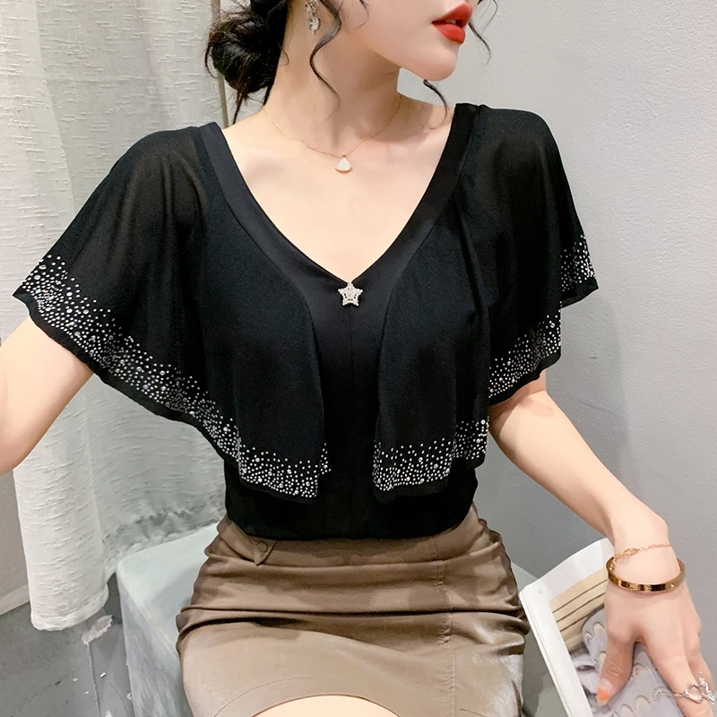 2023 New Summer European Style Cotton T-Shirt Chic Sexy V-Neck Ruffles Diamonds Women Tops Short Sleeve Drilling Hot Tees 32475
2023 New Summer European Style Cotton T-Shirt Chic Sexy V-Neck Ruffles Diamonds Women Tops Short Sleeve Drilling Hot Tees 32475