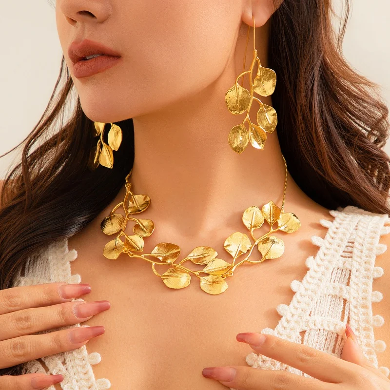 European And American Texture Metallic Leaves Chocker Tassel Fashion Design Vintage Pull Collar Necklace
European And American Texture Metallic Leaves Chocker Tassel Fashion Design Vintage Pull Collar Necklace