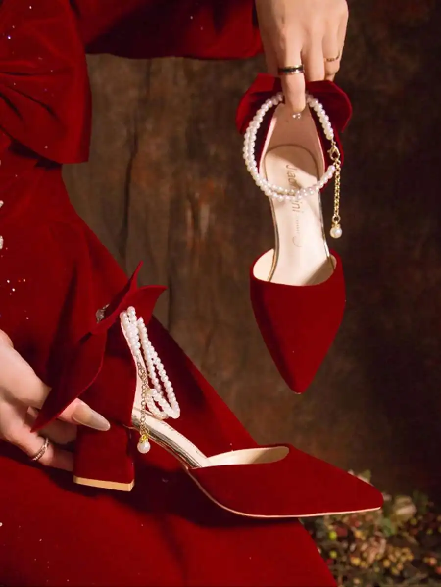 Burgundy velvet wedding shoes with pearl bow, vintage niche design for bridal qipao, elegant for wedding and formal occasions.
Burgundy velvet wedding shoes with pearl bow, vintage niche design for bridal qipao, elegant for wedding and formal occasions.