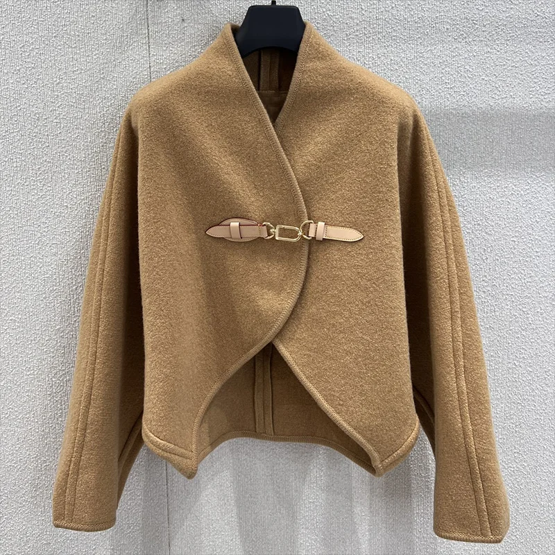High-quality women batwing sleeve shawl cape Double-sided wool luxury coat Expensive leather buttons fashionable 2592480
High-quality women batwing sleeve shawl cape Double-sided wool luxury coat Expensive leather buttons fashionable 2592480