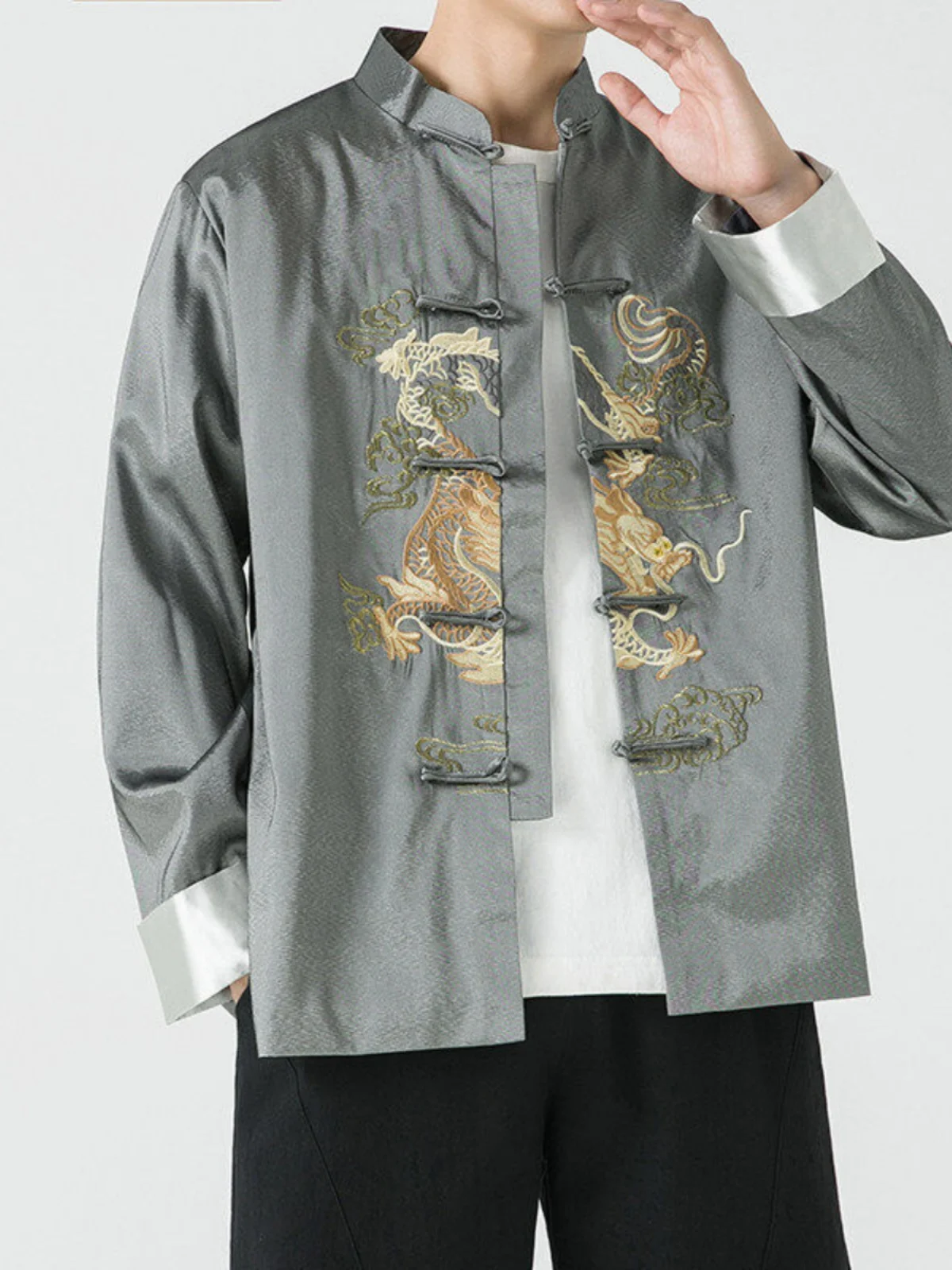 New Chinese Sle Men's Long Sve Jaet Large Size Loose Drapey Dragon Pattern Embroidery Silk Tang Suit Outerwear
New Chinese Sle Men's Long Sve Jaet Large Size Loose Drapey Dragon Pattern Embroidery Silk Tang Suit Outerwear