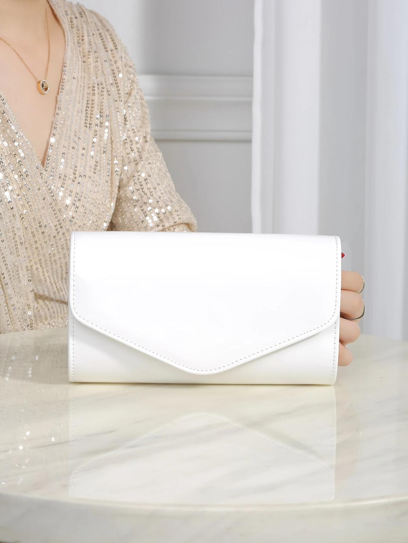 Elegant, small, solid-color, cute clutch, fashionable chain crossbody bag, small square bag suitable for all seasons.
Elegant, small, solid-color, cute clutch, fashionable chain crossbody bag, small square bag suitable for all seasons.