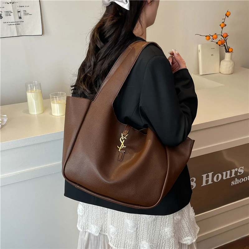 Elegant Leather Classic Designer Paris Fashion Bag for Women Large Capacity Tote Messenger Purse Chic
Elegant Leather Classic Designer Paris Fashion Bag for Women Large Capacity Tote Messenger Purse Chic