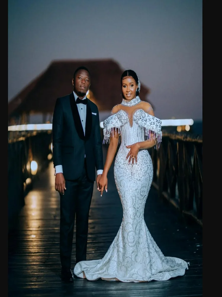 Customized High Collar Sparkly Crystals Beads Mermaid Wedding Dress Sweep Train Robe Mariée Arabic Luxury Bridal Gowns 
Customized High Collar Sparkly Crystals Beads Mermaid Wedding Dress Sweep Train Robe Mariée Arabic Luxury Bridal Gowns
