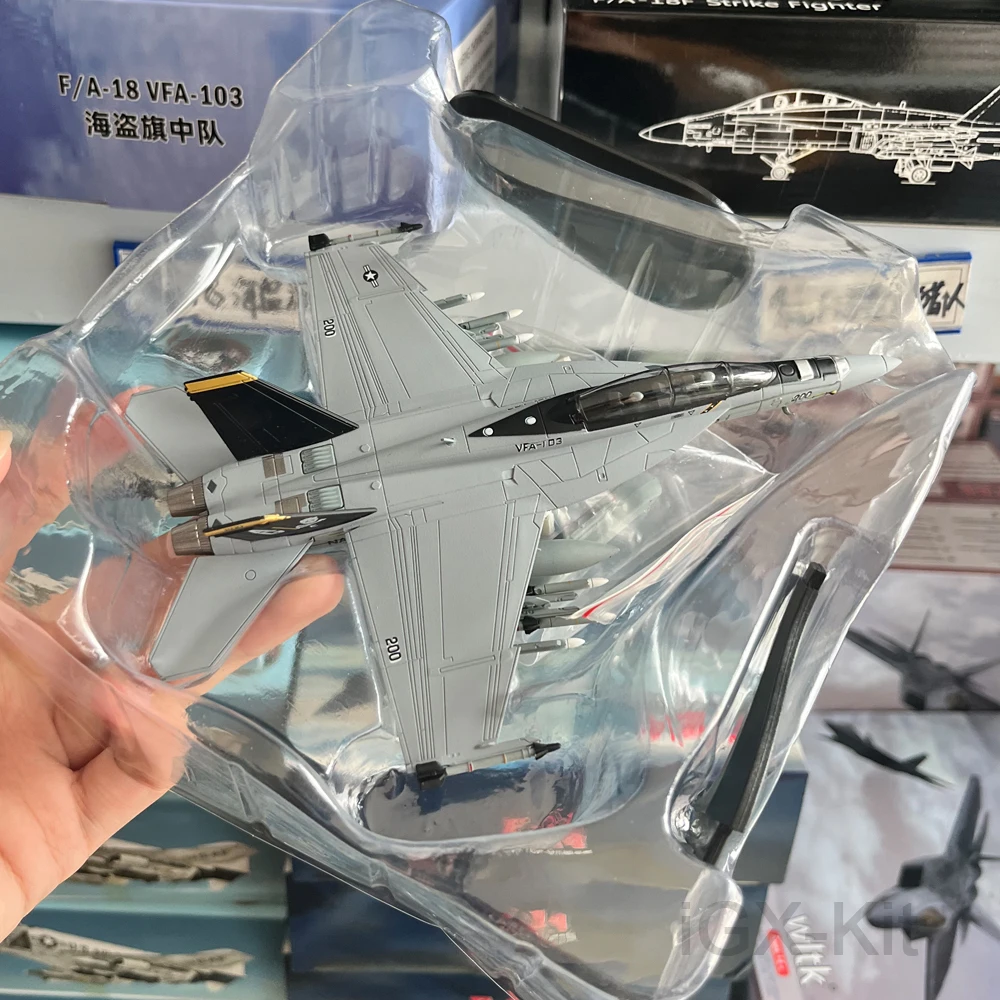 Масштаб 1:100 F-18 F18 VF103 Super Hornet Strike Истребитель Игрушка Реактивный самолет Металлическая военная модель самолета Коллекция игрушек Подарок
Масштаб 1:100 F-18 F18 VF103 Super Hornet Strike Истребитель Игрушка Реактивный самолет Металлическая военная модель самолета Коллекция игрушек Подарок