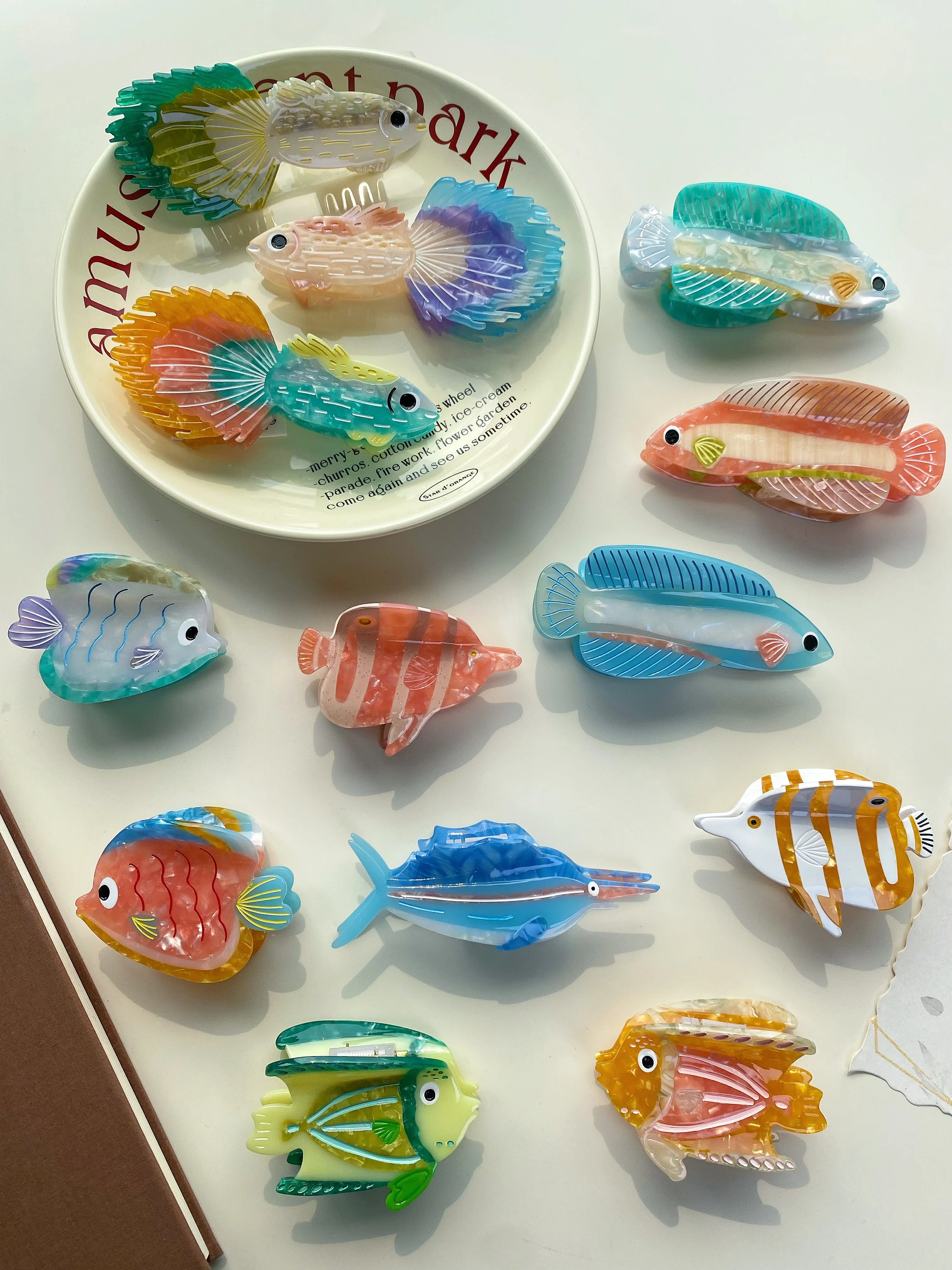 Fish Claw: Marine Niche and Unique Leisure Style, Handcrafted with High-Quality Acetate Material, Embodying Fashion and Trend.
Fish Claw: Marine Niche and Unique Leisure Style, Handcrafted with High-Quality Acetate Material, Embodying Fashion and Trend.