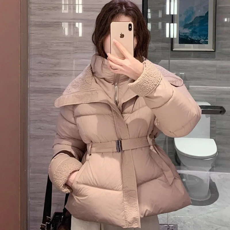 Пуховая одежда с хлопковой подкладкой, женское короткое пальто для хлеба, зима 2024, новые удобные повседневные утолщенные куртки из овечьей шерсти
Пуховая одежда с хлопковой подкладкой, женское короткое пальто для хлеба, зима 2024, новые удобные повседневные утолщенные куртки из овечьей шерсти