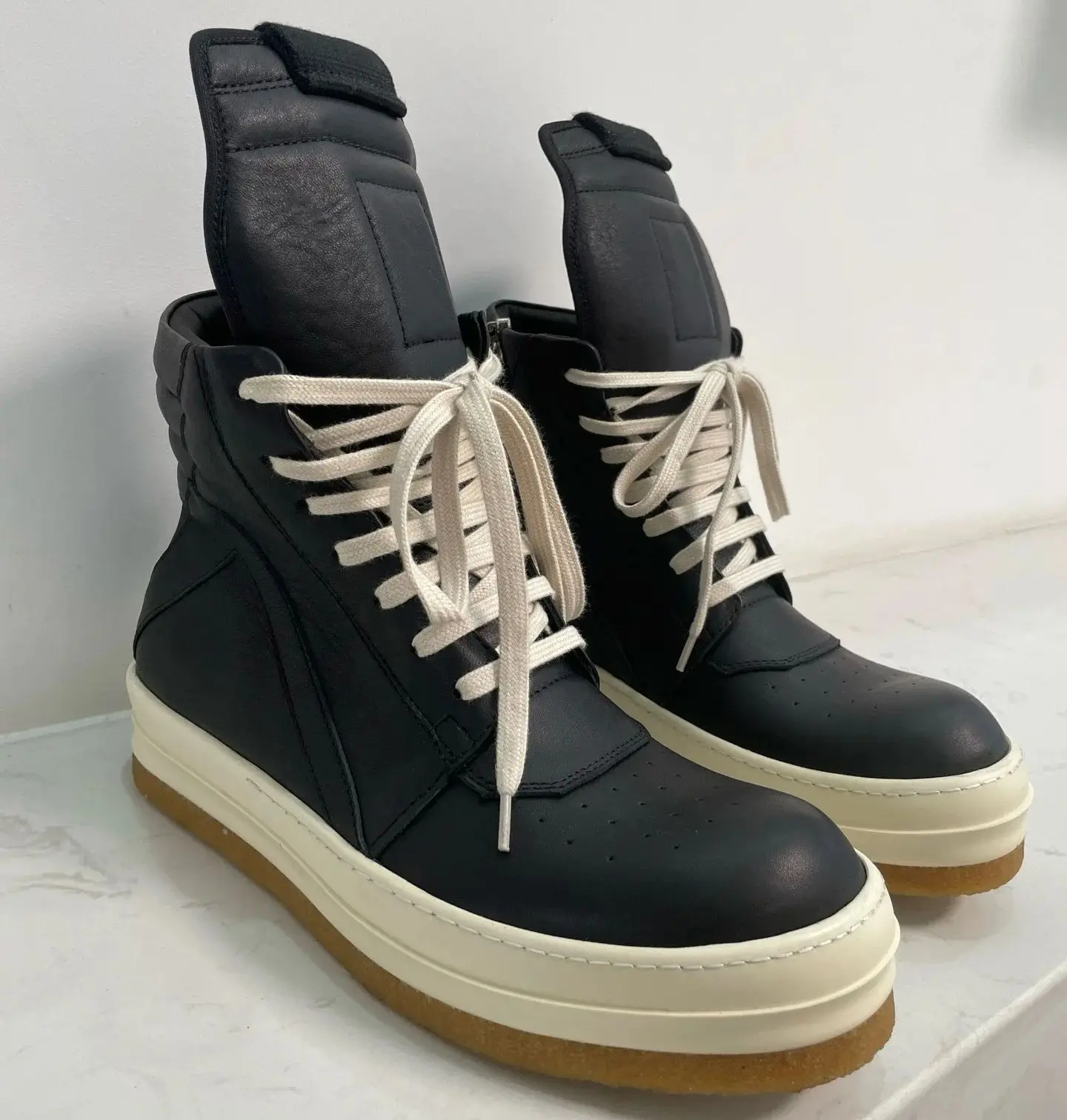 Ботинки Goodyear из необработанной резины на толстой подошве, ручной работы, индивидуальные кроссовки из воловьей кожи в стиле рок, High Street, качественные ботинки на молнии Geo-Basket
Ботинки Goodyear из необработанной резины на толстой подошве, ручной работы, индивидуальные кроссовки из воловьей кожи в стиле рок, High Street, качественные ботинки на молнии Geo-Basket