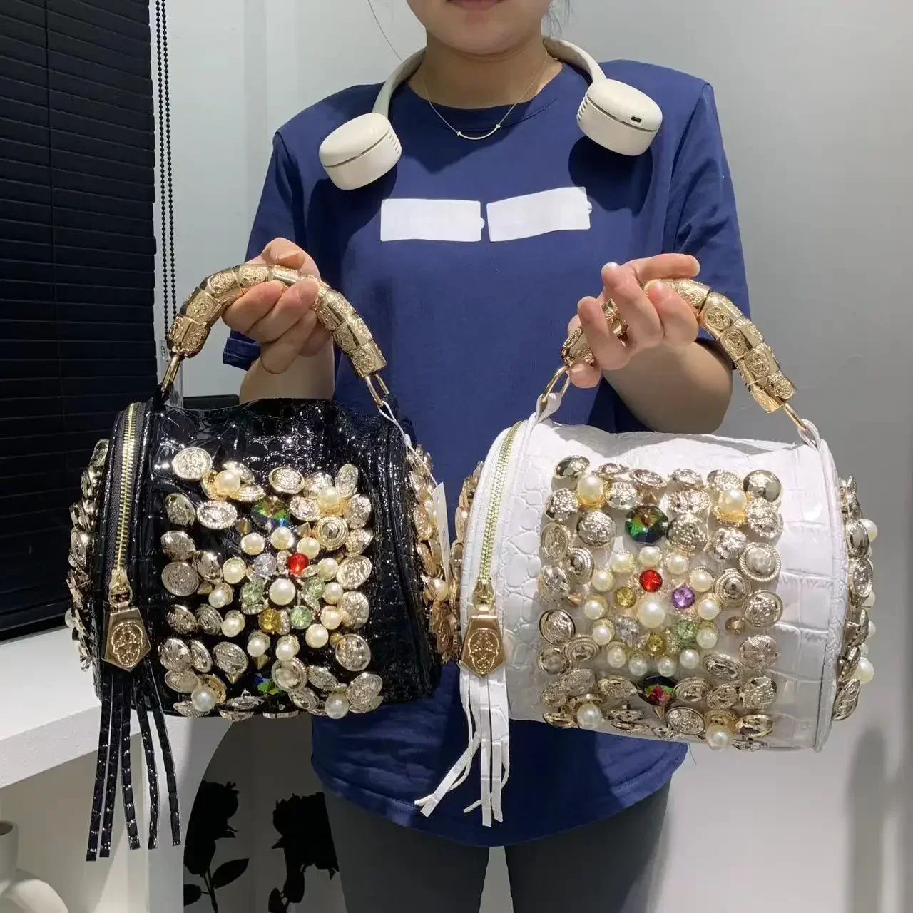 Женская модная роскошная сумка с драгоценными камнями, цилиндрическая сумка с металлической ручкой, сшитая вручную сумка на пуговицах, сумка через плечо
Женская модная роскошная сумка с драгоценными камнями, цилиндрическая сумка с металлической ручкой, сшитая вручную сумка на пуговицах, сумка через плечо