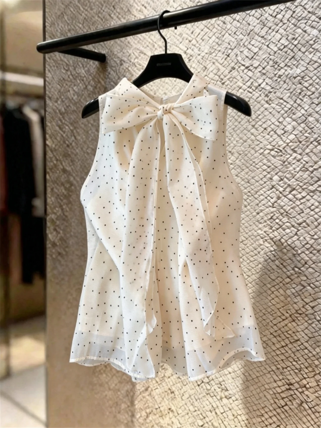 Summer Polka Dot Bow Tie Neck Hanging Sleeveless Shirt Women's Loose Slimming Top Breathable Comfortable Polyester Casual Shirt
Summer Polka Dot Bow Tie Neck Hanging Sleeveless Shirt Women's Loose Slimming Top Breathable Comfortable Polyester Casual Shirt