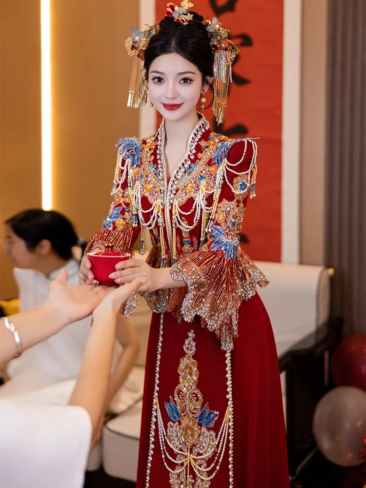 The new style of bride's dragon and phoenix gown Chinese-style wedding dress toasting
The new style of bride's dragon and phoenix gown Chinese-style wedding dress toasting