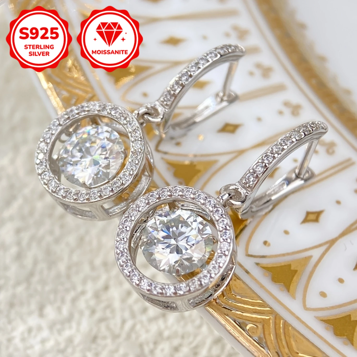1Pair 0.5/1Carat 925 Silver Moissanite Earrings, Stylish and Delicate Earrings That Can Be Worn on Many Occasions.
1Pair 0.5/1Carat 925 Silver Moissanite Earrings, Stylish and Delicate Earrings That Can Be Worn on Many Occasions.