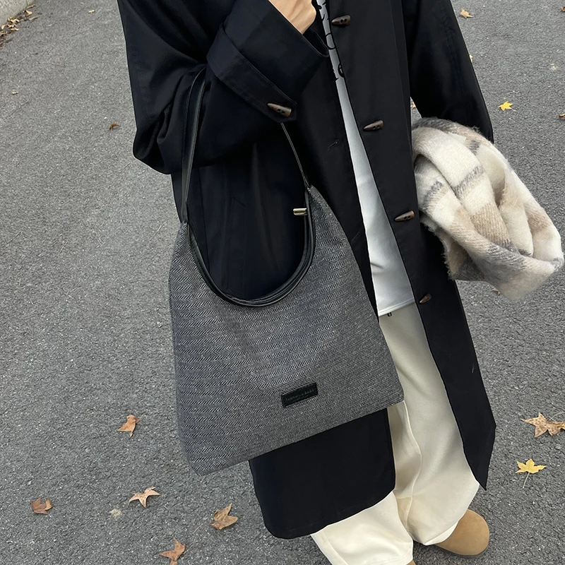 New Large Capacity Simple Casual Women's Single Shoulder Tote Bag Fashion Versatile Commuting Trend Portable Storage Bags
New Large Capacity Simple Casual Women's Single Shoulder Tote Bag Fashion Versatile Commuting Trend Portable Storage Bags