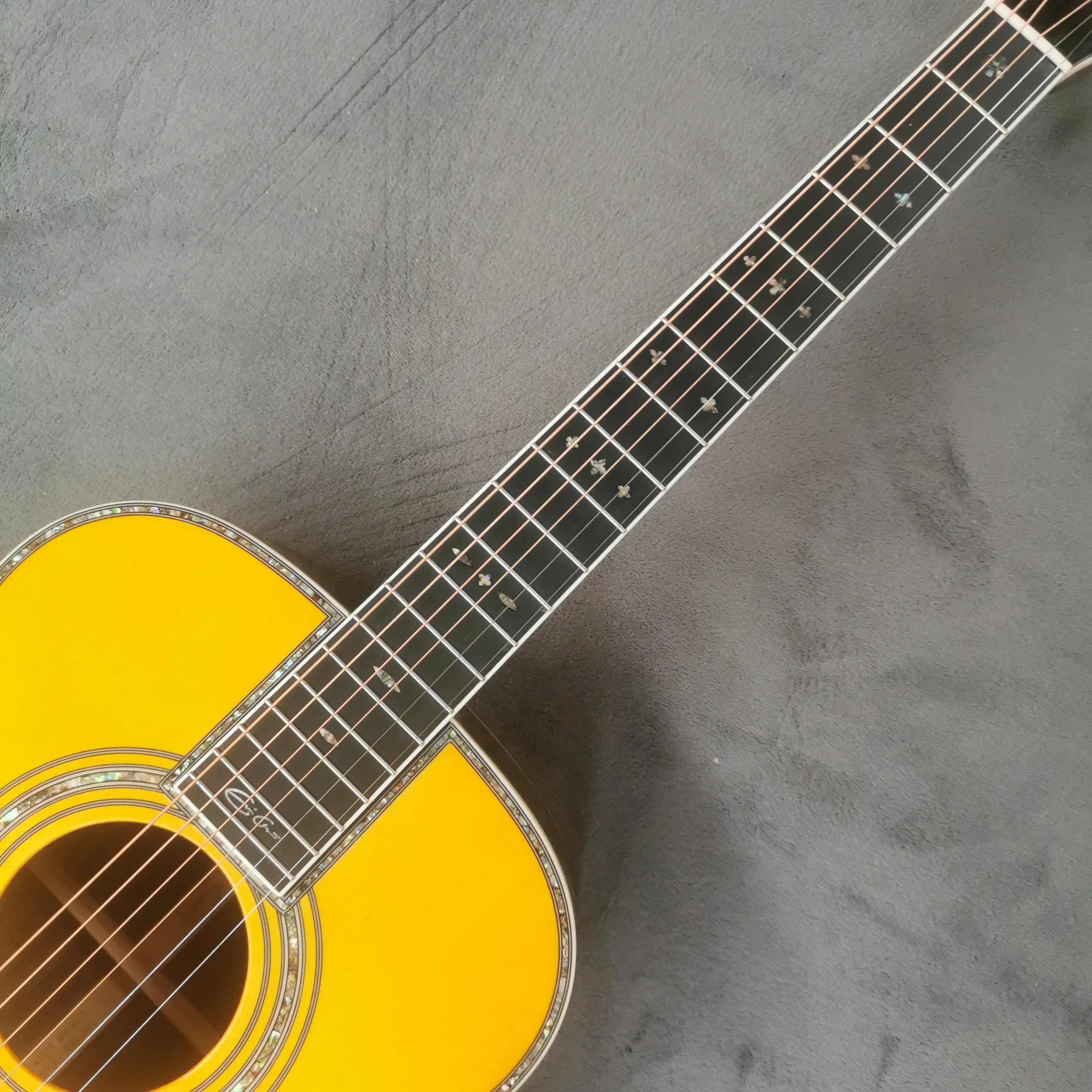 om42 40-дюймовая акустическая гитара серии из цельного дерева с желтой глянцевой отделкой
om42 40-дюймовая акустическая гитара серии из цельного дерева с желтой глянцевой отделкой