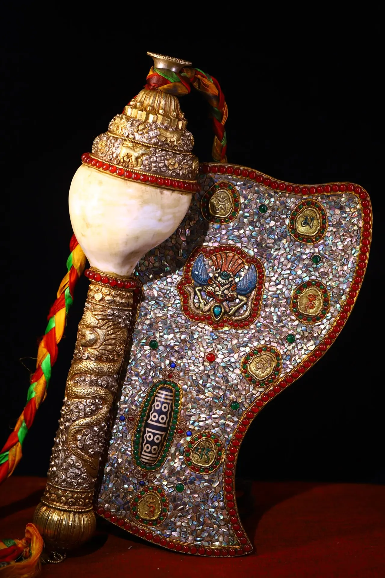 20"Old China Collections Old Natural Conch Tibetan Silver Gilded Dragon Texture Buddhist Conch Pendant Amulet Worship Hall
20"Old China Collections Old Natural Conch Tibetan Silver Gilded Dragon Texture Buddhist Conch Pendant Amulet Worship Hall