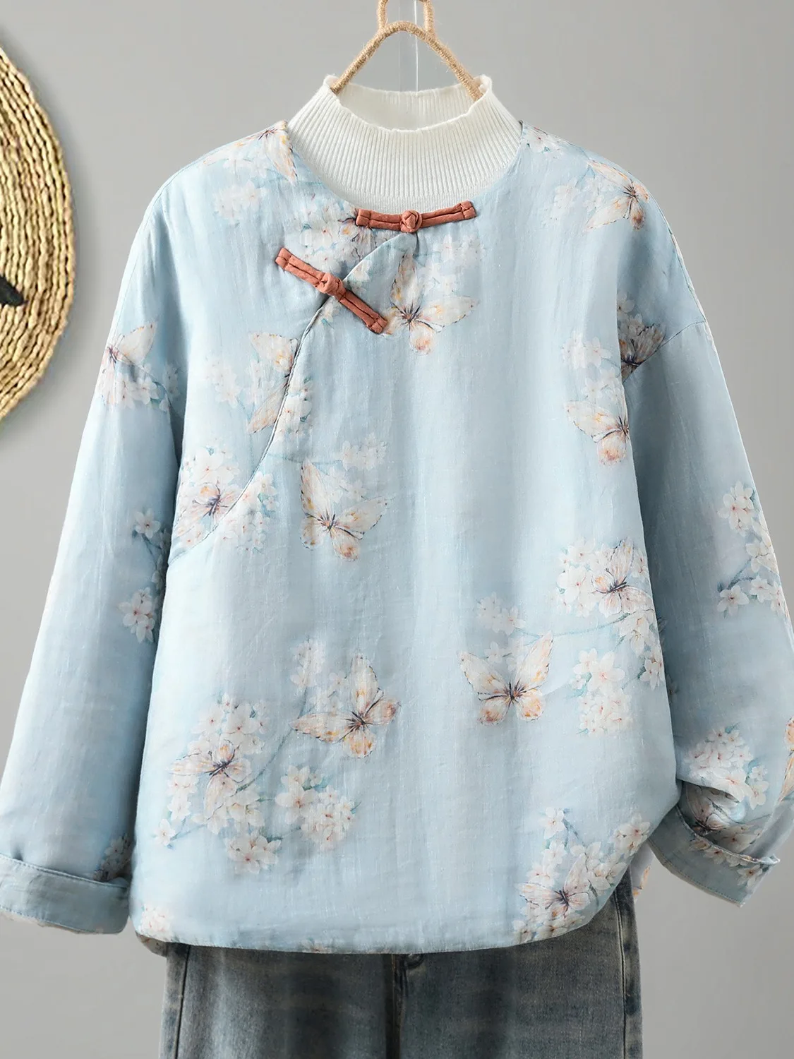 Китайская женская зимняя утепленная хлопково-льняная толстовка с круглым вырезом и пуговицами, короткая верхняя одежда, приталенная, теплая, с принтом, хлопковая куртка
Китайская женская зимняя утепленная хлопково-льняная толстовка с круглым вырезом и пуговицами, короткая верхняя одежда, приталенная, теплая, с принтом, хлопковая куртка