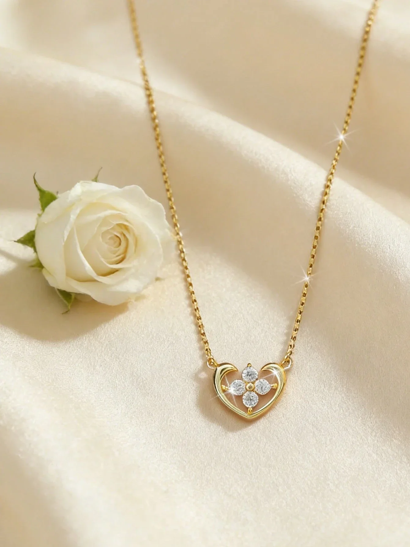 Heart Shaped Four Leaf Flower Pendant Necklace For Women Romantic Gift
Heart Shaped Four Leaf Flower Pendant Necklace For Women Romantic Gift