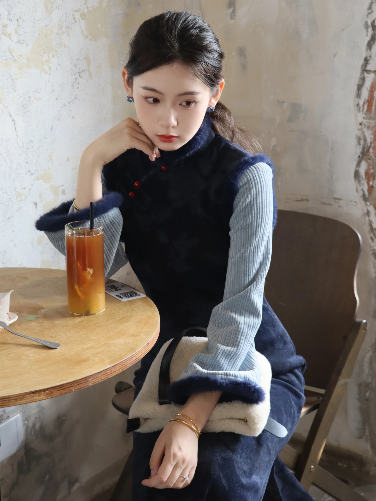 Синее утепленное зимнее ципао в стиле ретро для женщин: теплая одежда с длинным разрезом, повседневная, из полиэфирного волокна, с длинными рукавами
Синее утепленное зимнее ципао в стиле ретро для женщин: теплая одежда с длинным разрезом, повседневная, из полиэфирного волокна, с длинными рукавами