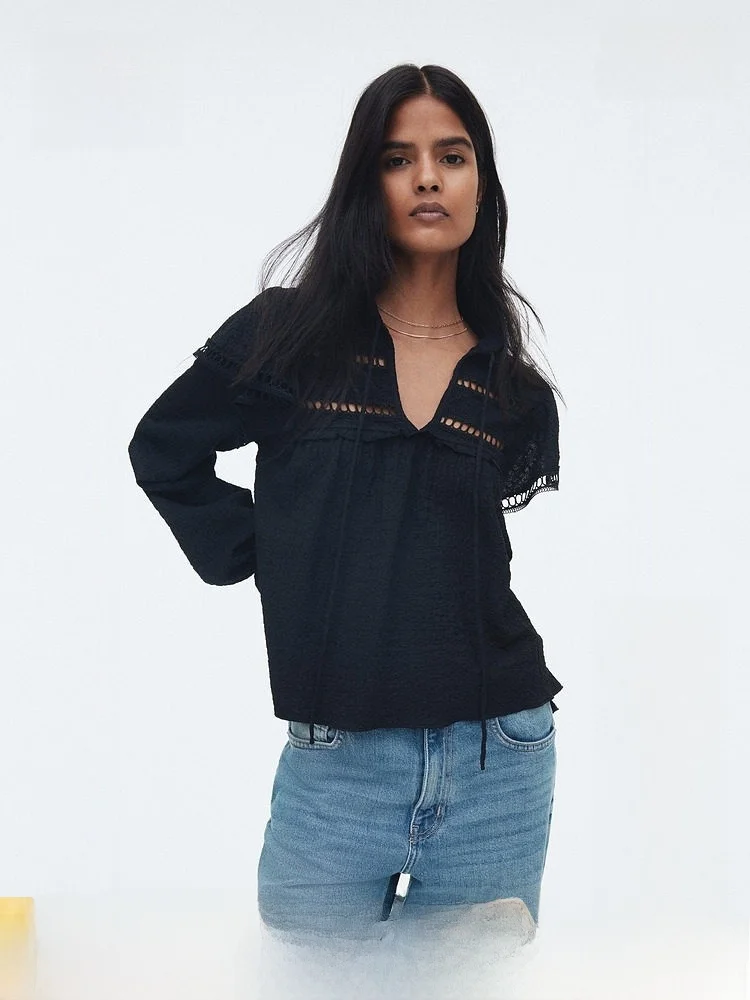 Женская рубашка H&M: летняя, с вырезами, воротником-рюшами, из фактурной ткани, элегантный стиль, длинный рукав, прямой крой
Женская рубашка H&M: летняя, с вырезами, воротником-рюшами, из фактурной ткани, элегантный стиль, длинный рукав, прямой крой