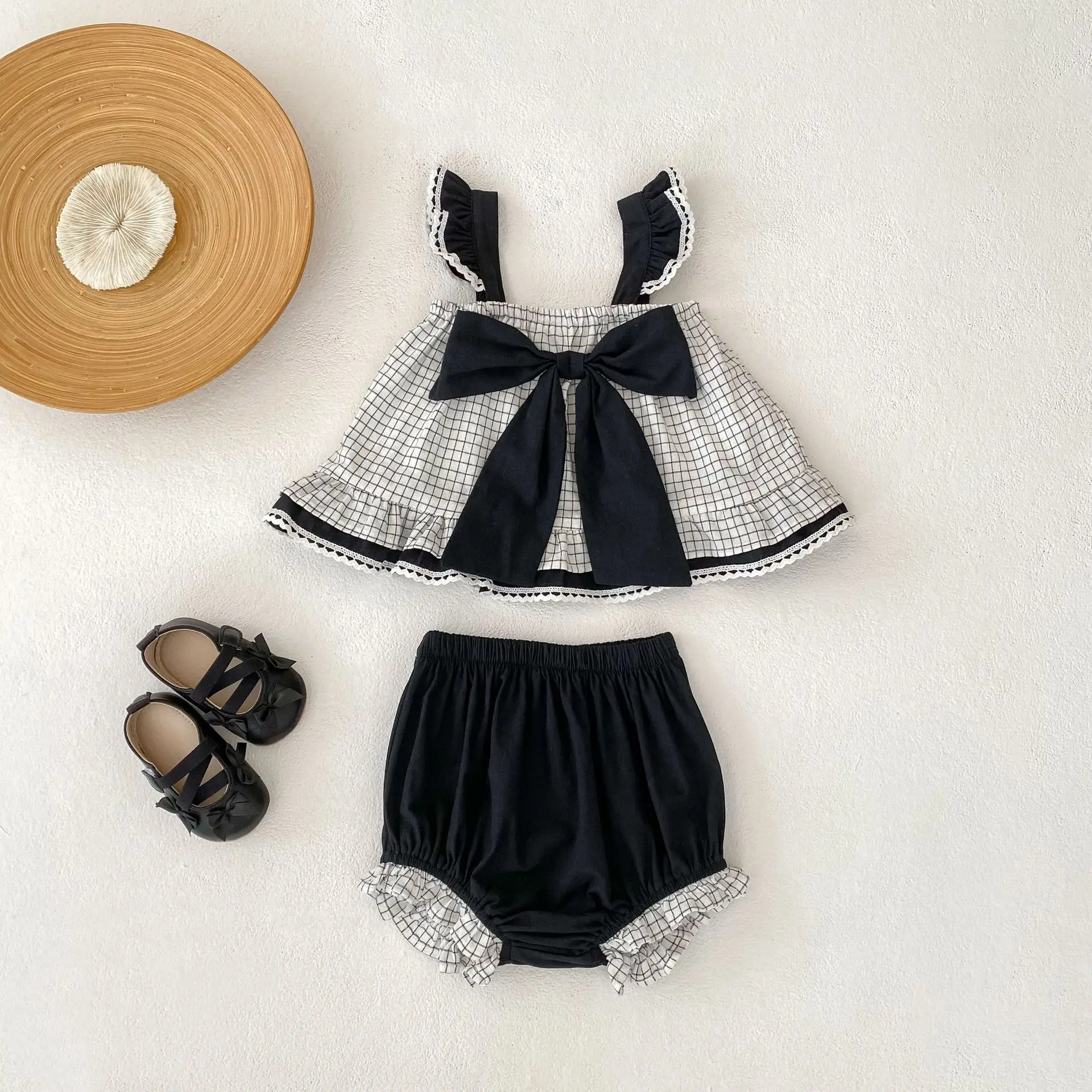 Summer new 0-3 year old baby clothing, cute and exquisite baby girl plaid bow strap top+flower bud shorts two-piece set
Summer new 0-3 year old baby clothing, cute and exquisite baby girl plaid bow strap top+flower bud shorts two-piece set
