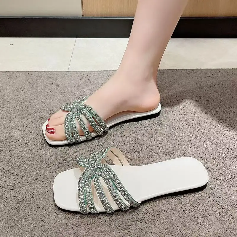 Summer rhinestone flat slippers are fashionable, beautiful, versatile, lightweight and casual outdoor beach sandals size36-43
Summer rhinestone flat slippers are fashionable, beautiful, versatile, lightweight and casual outdoor beach sandals size36-43