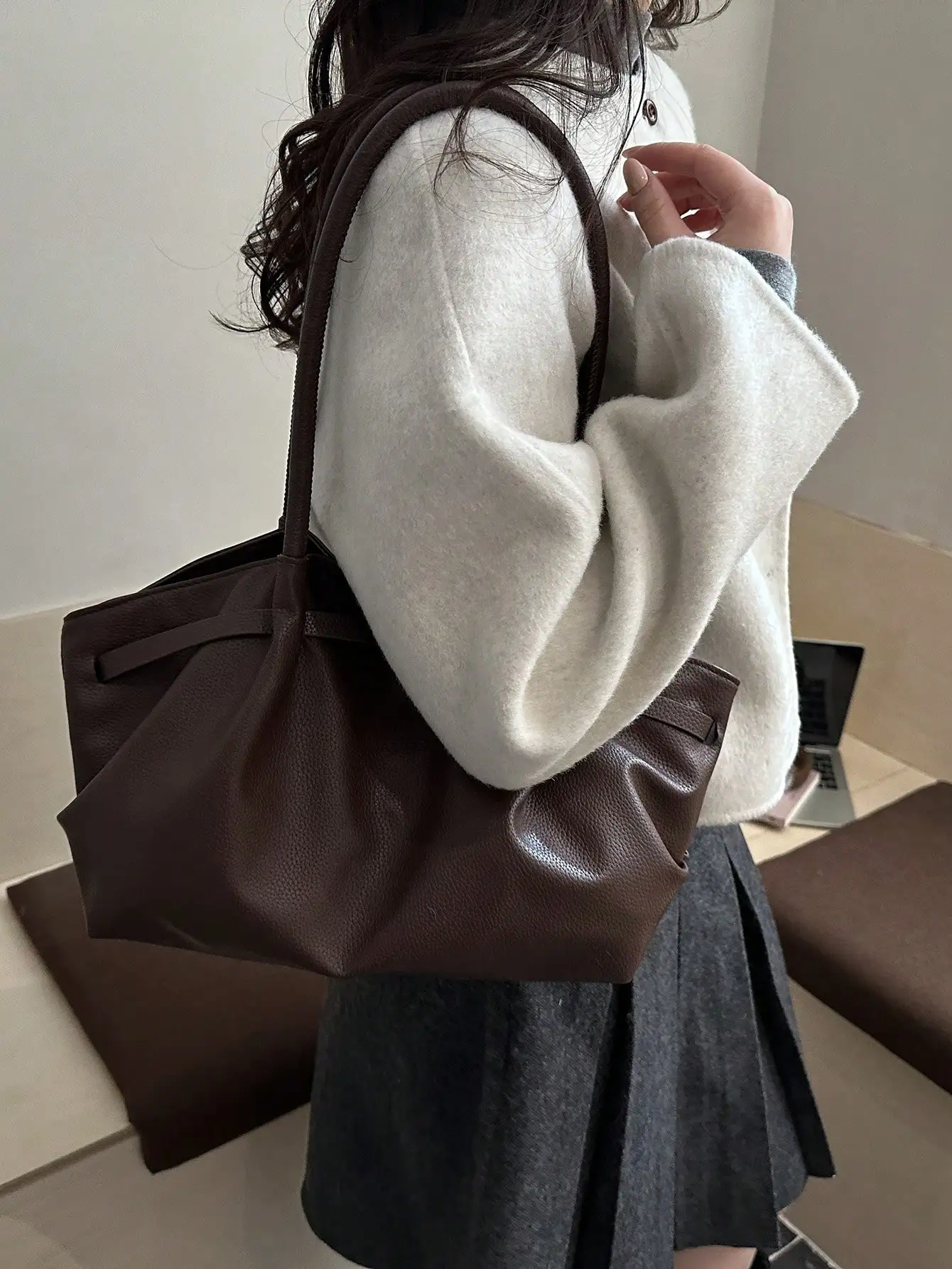 1pc Vintage Women's Handbag, Casual Fashion Large Capacity, Underarm Shoulder Bag, Solid Color Buckle Closure, Embossed Texture, Strap Decor
1pc Vintage Women's Handbag, Casual Fashion Large Capacity, Underarm Shoulder Bag, Solid Color Buckle Closure, Embossed Texture, Strap Decor